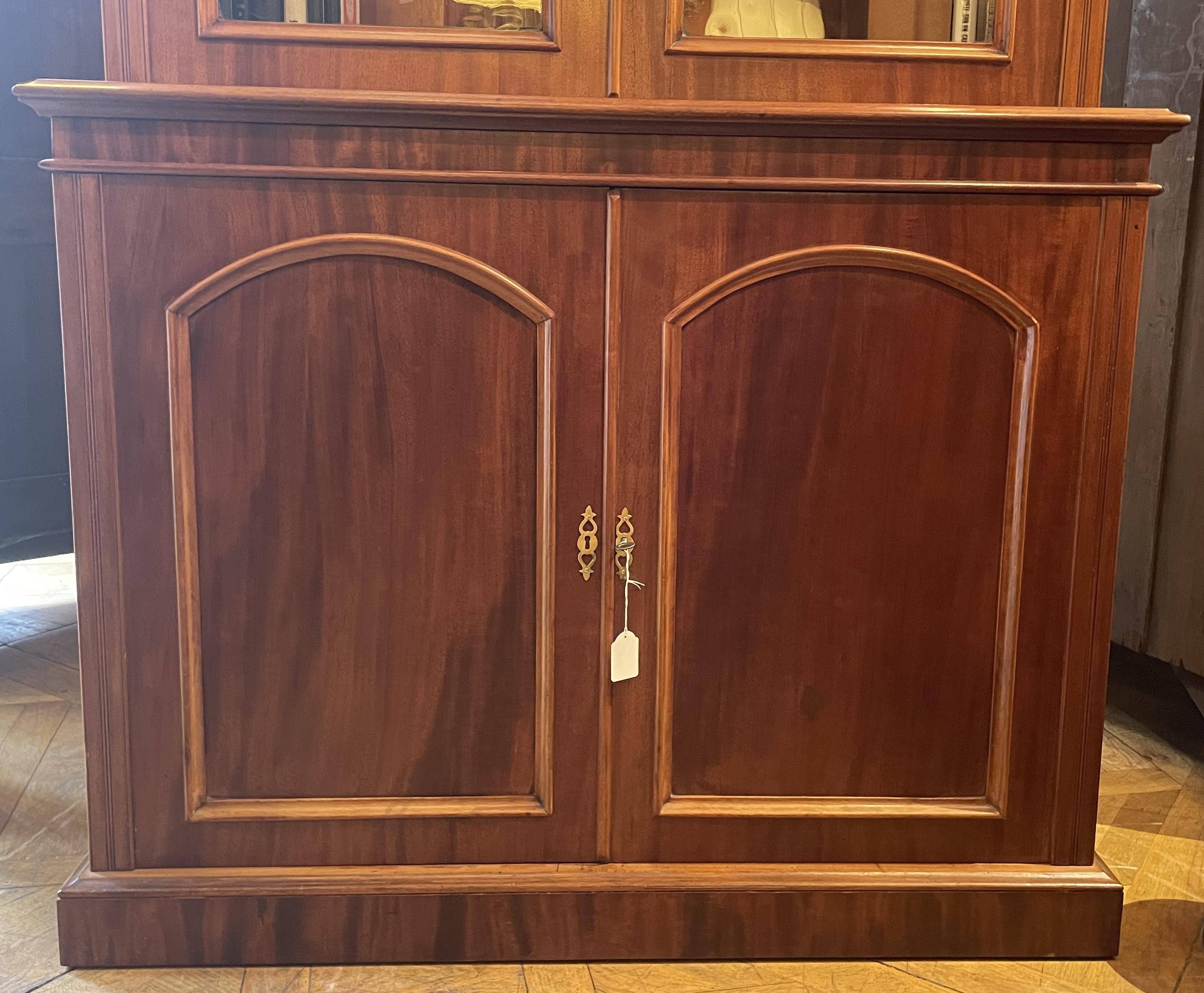 Elegant English bookcase in mahogany from the 19th century with glazed windows

Very beautiful large model which has two glass doors on the upper part and two doors at the bottom

Very good quality bookcase which has its original