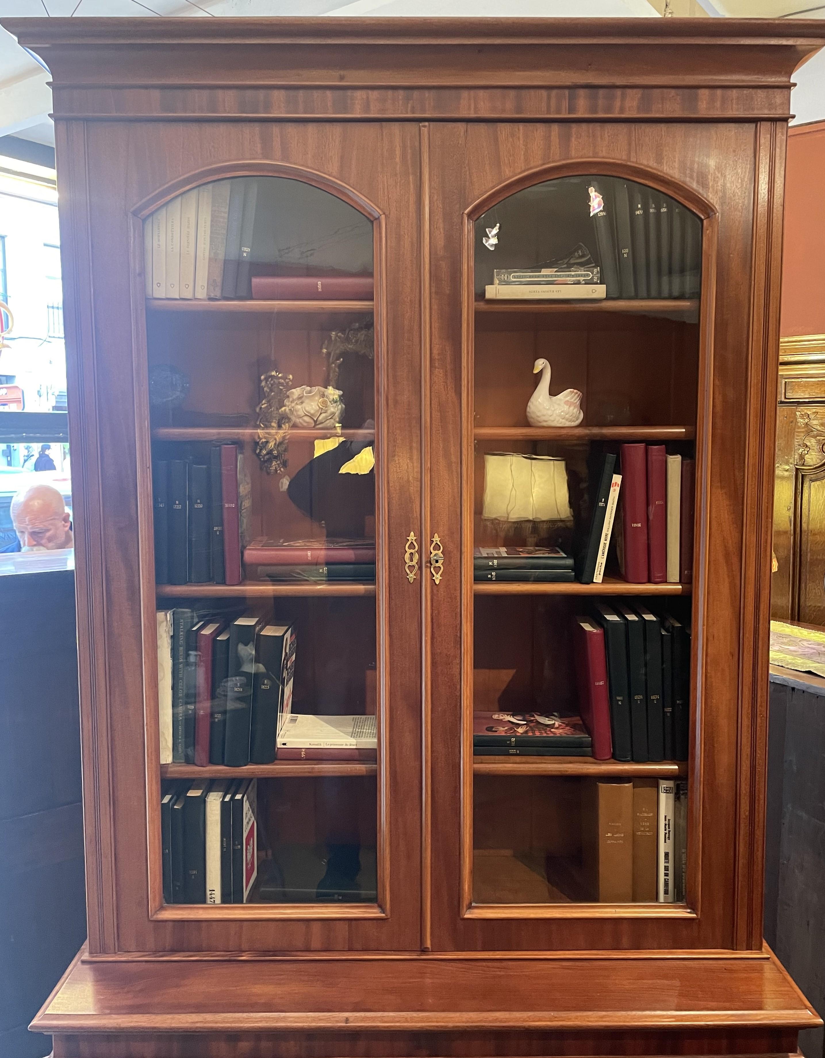 Victorian 19th Century English Bookcase in Mahogany For Sale