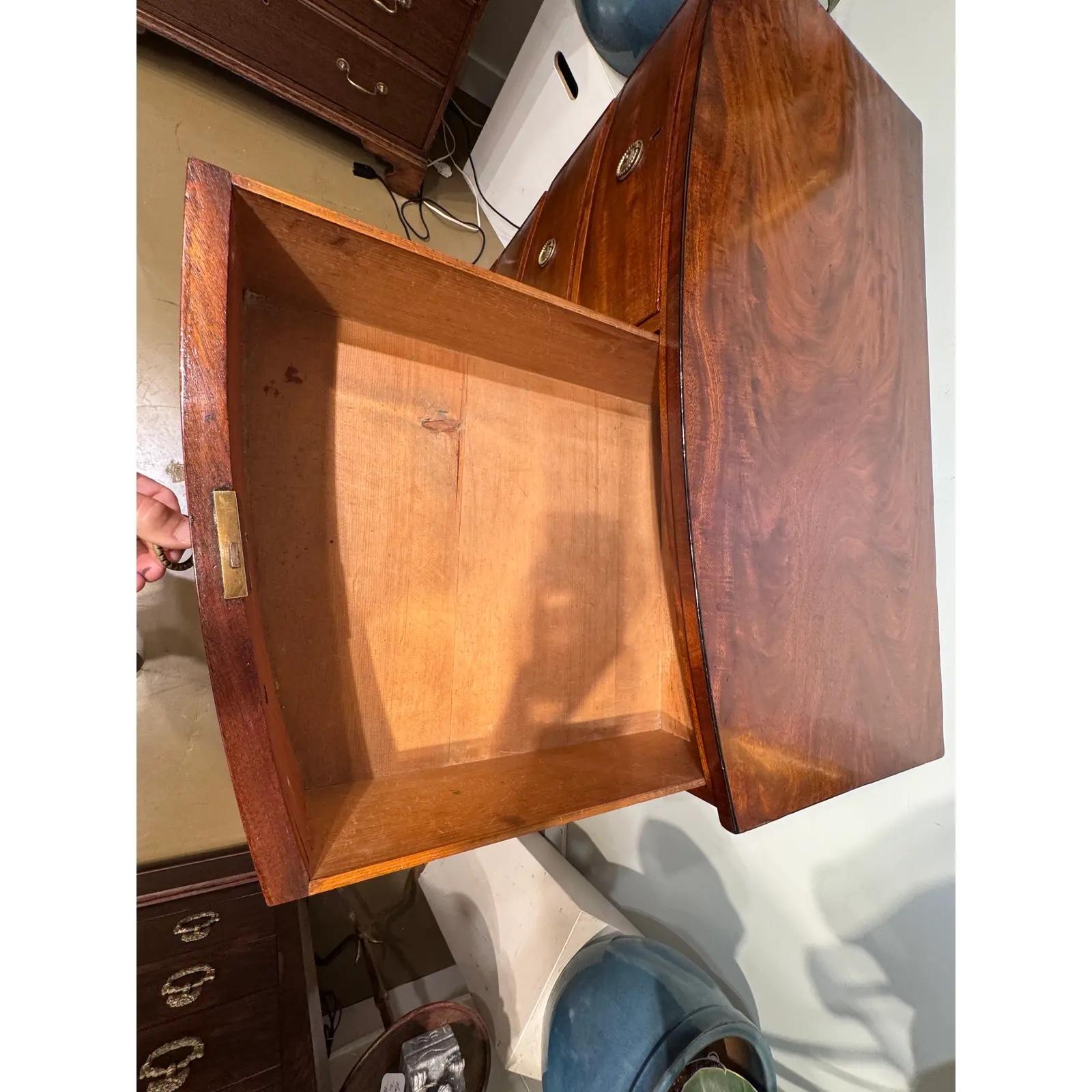 19th Century English Bow Front Chest of Drawers in vendita 4