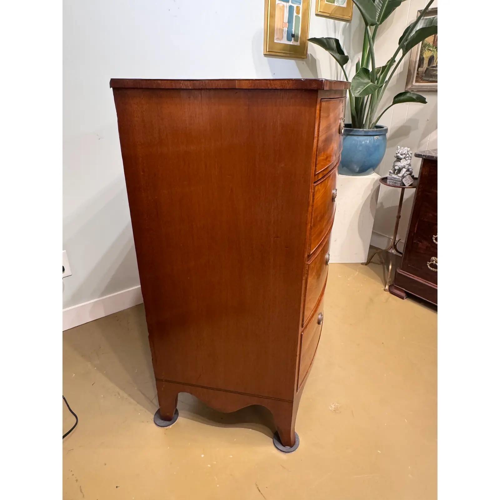 19th Century English Bow Front Chest of Drawers in vendita 5