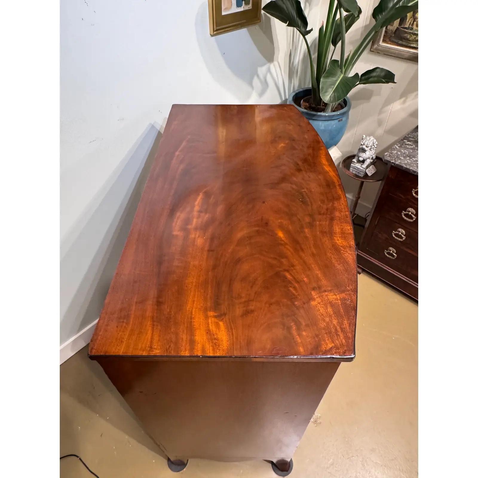 19th Century English Bow Front Chest of Drawers in vendita 6