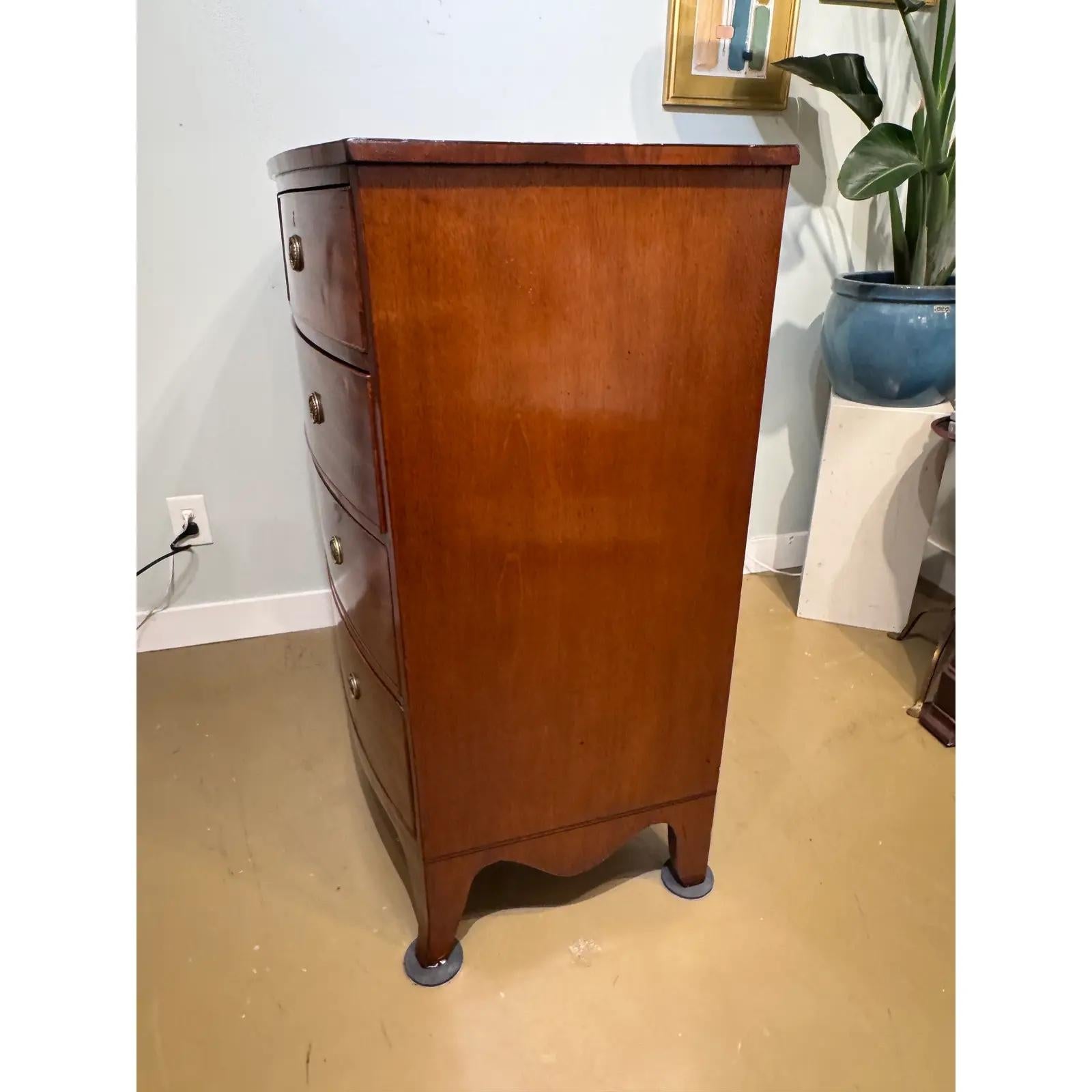 19th Century English Bow Front Chest of Drawers in vendita 7