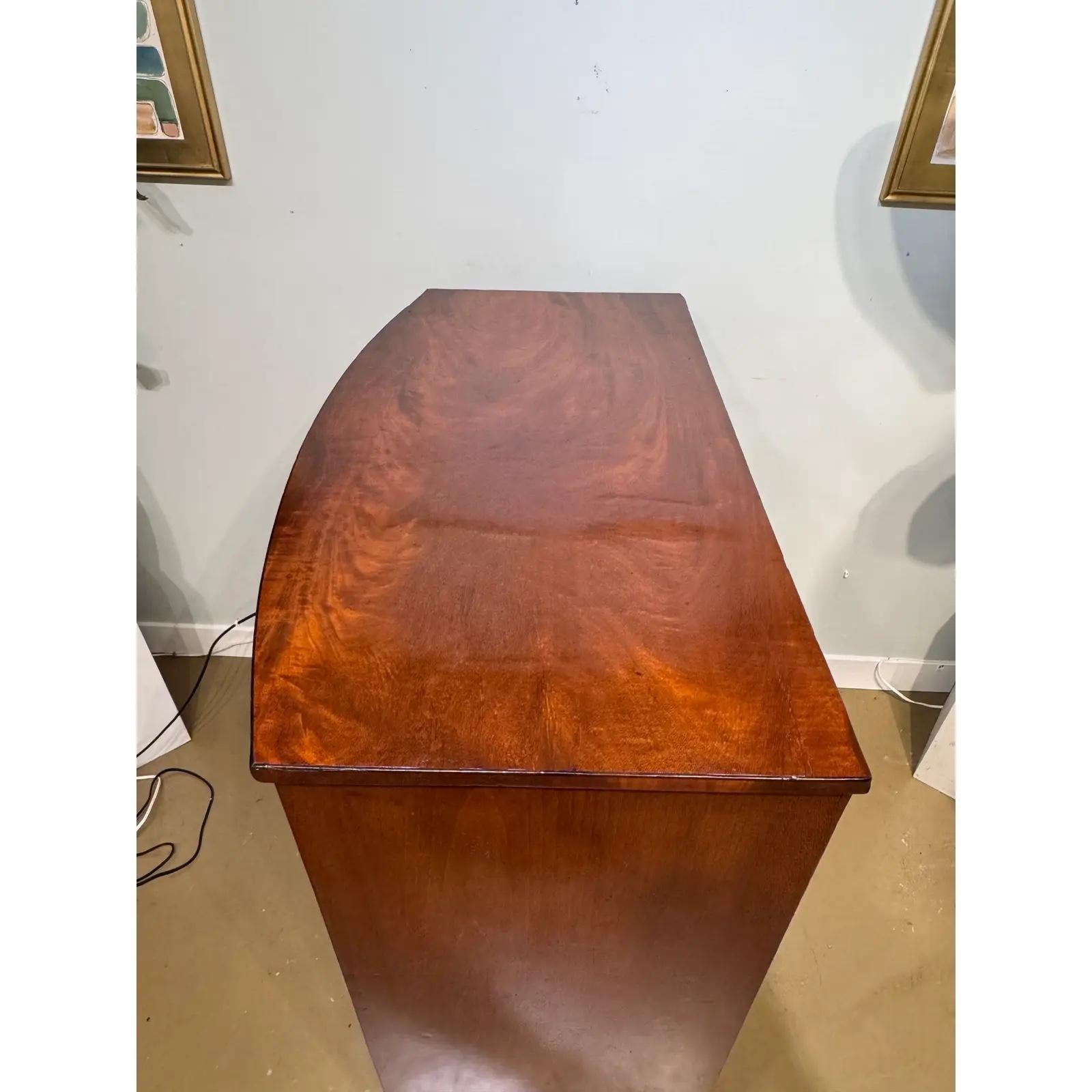 19th Century English Bow Front Chest of Drawers in vendita 8