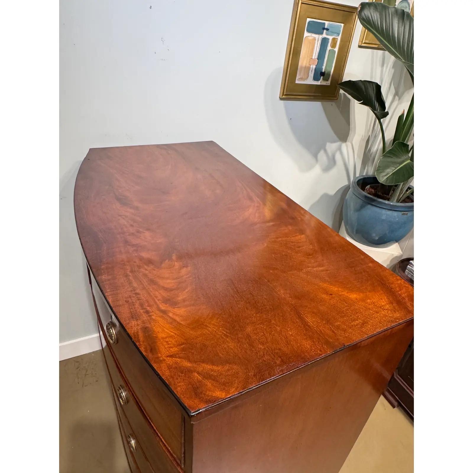 19th Century English Bow Front Chest of Drawers in vendita 9