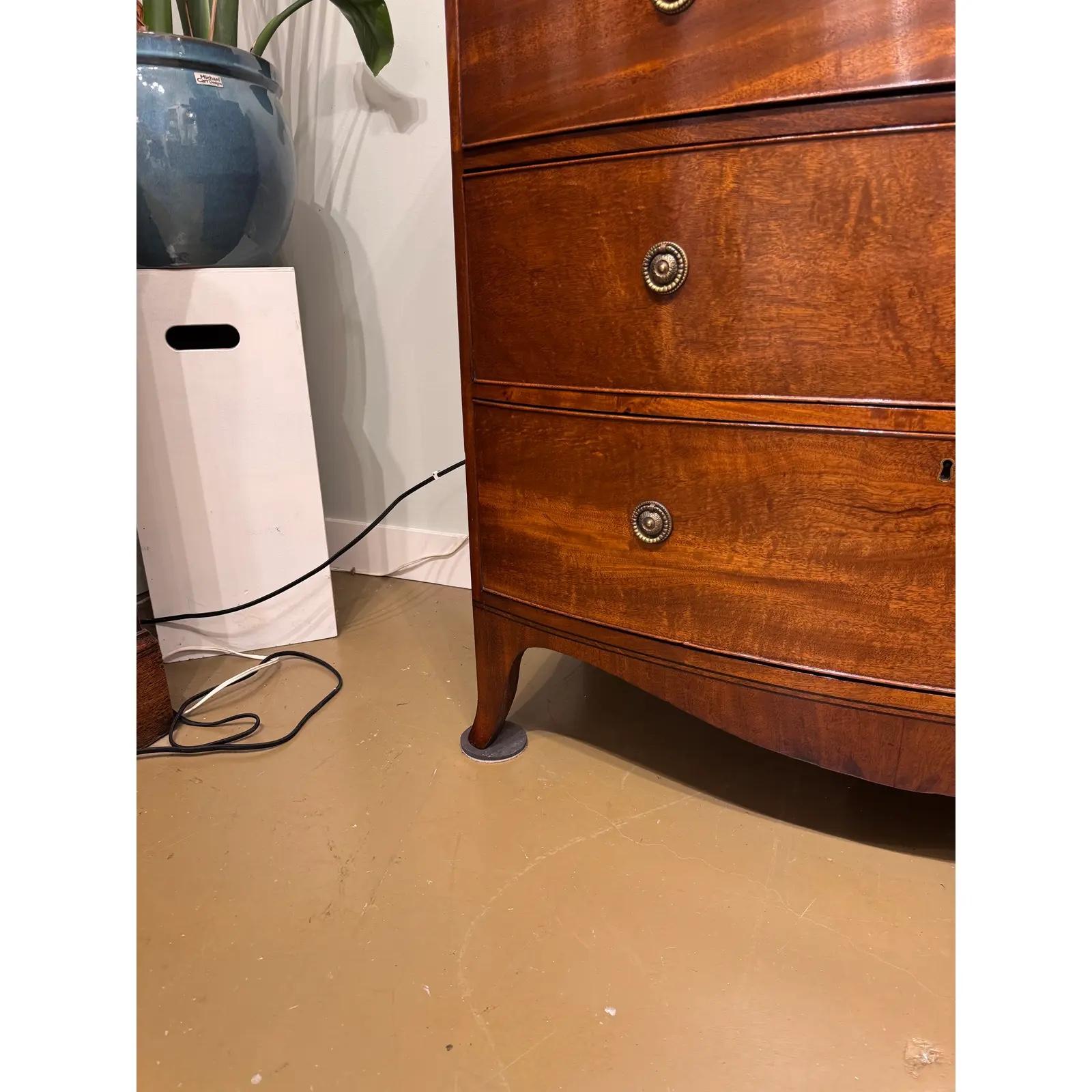 Questa cassettiera inglese del XIX secolo è un mobile dal design accattivante, caratterizzato da gambe affusolate e frontali dei cassetti finemente sagomati. È un oggetto di eccellente fattura, realizzato con impiallacciature di mogano e legno