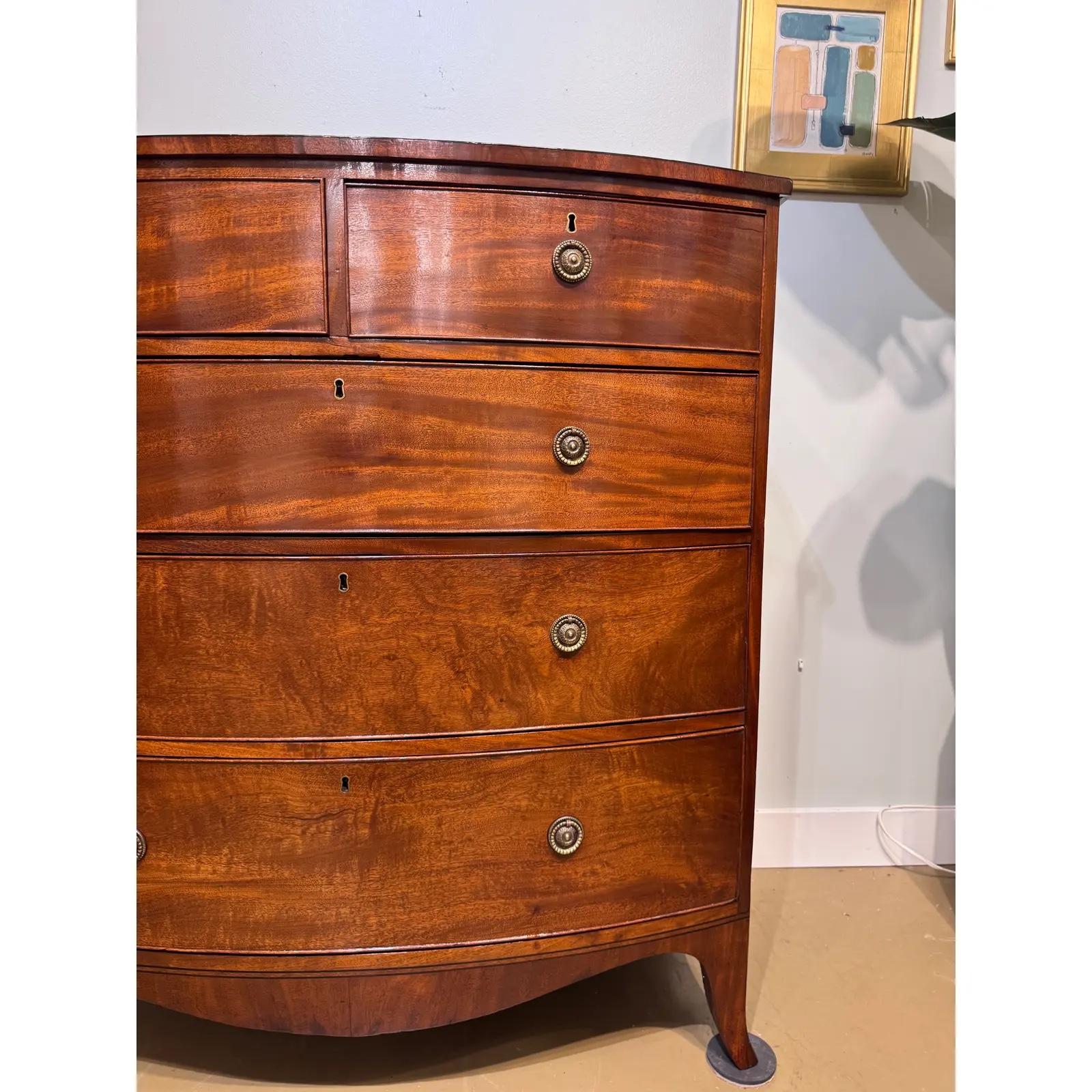 Inglese 19th Century English Bow Front Chest of Drawers in vendita