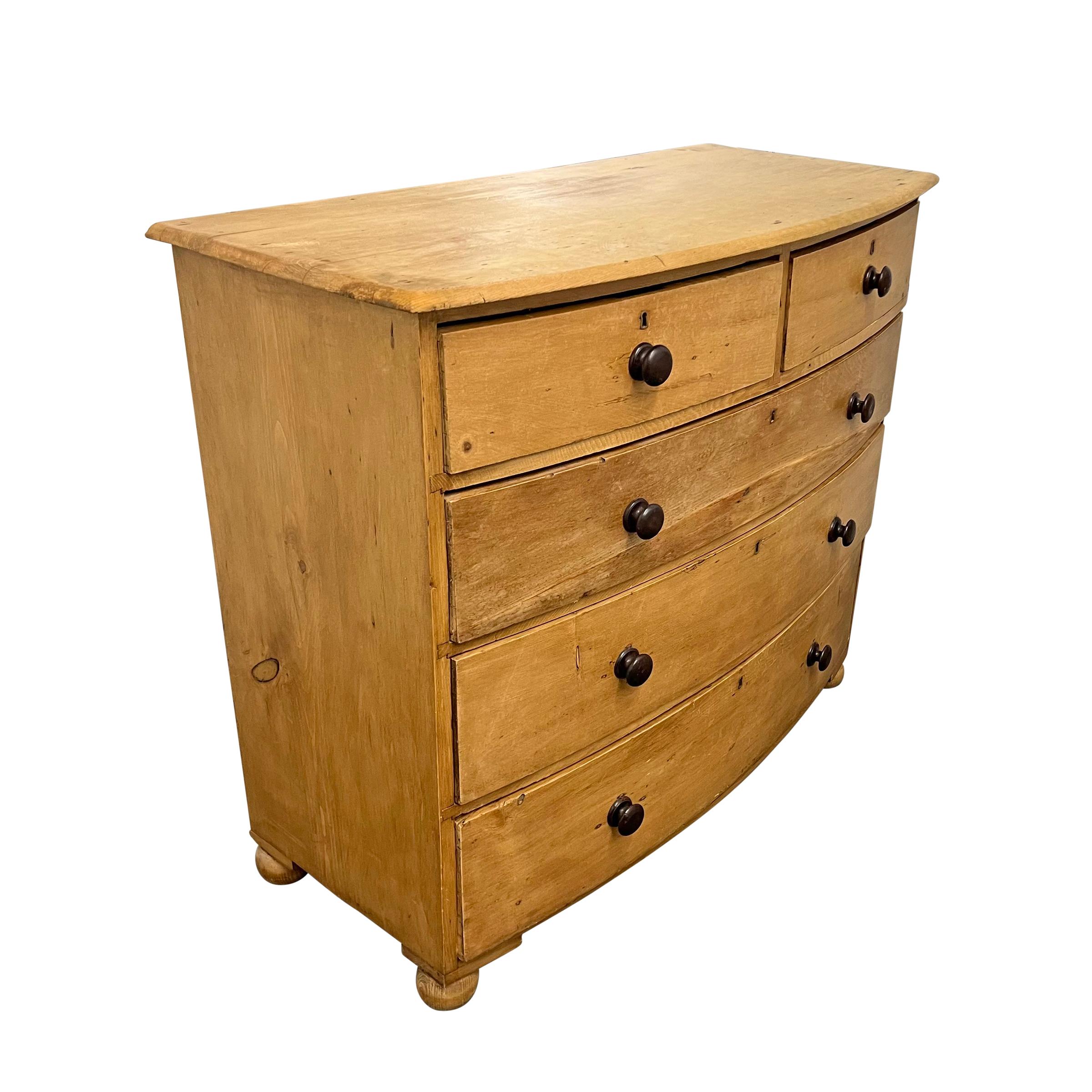 19th Century English Bow-Front Chest of Drawers In Good Condition For Sale In Chicago, IL