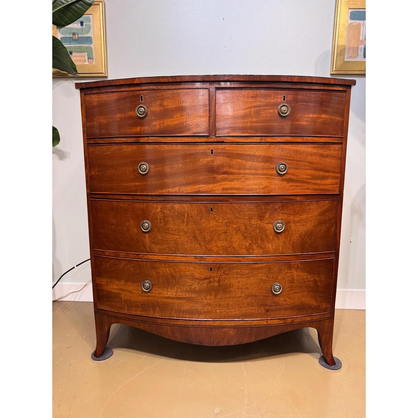19th Century English Bow Front Chest of Drawers In condizioni buone in vendita a Nashville, TN