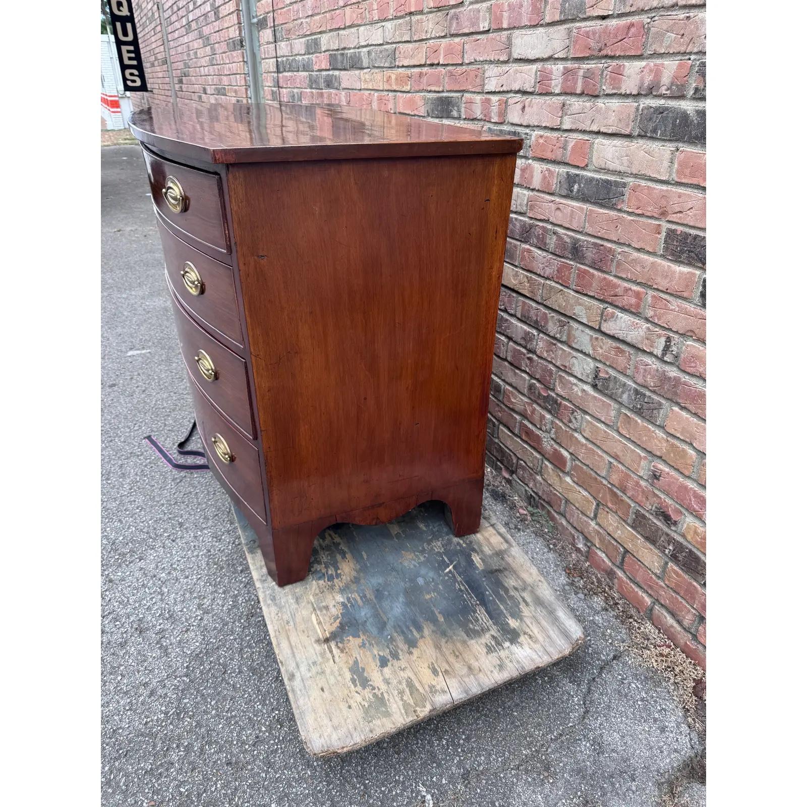 Cómoda inglesa del siglo XIX con frente de arco Madera en venta