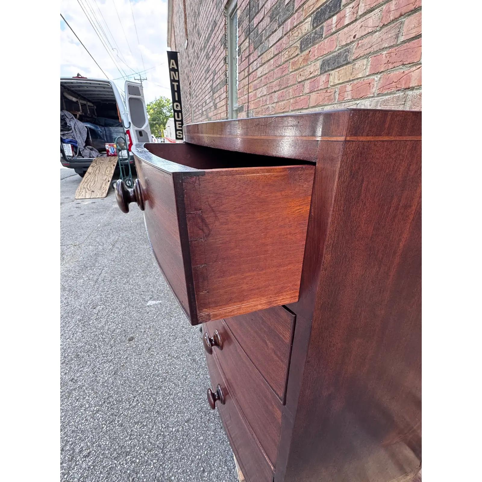 Englische Kommode mit Bogenfront aus dem 19. (Holz) im Angebot