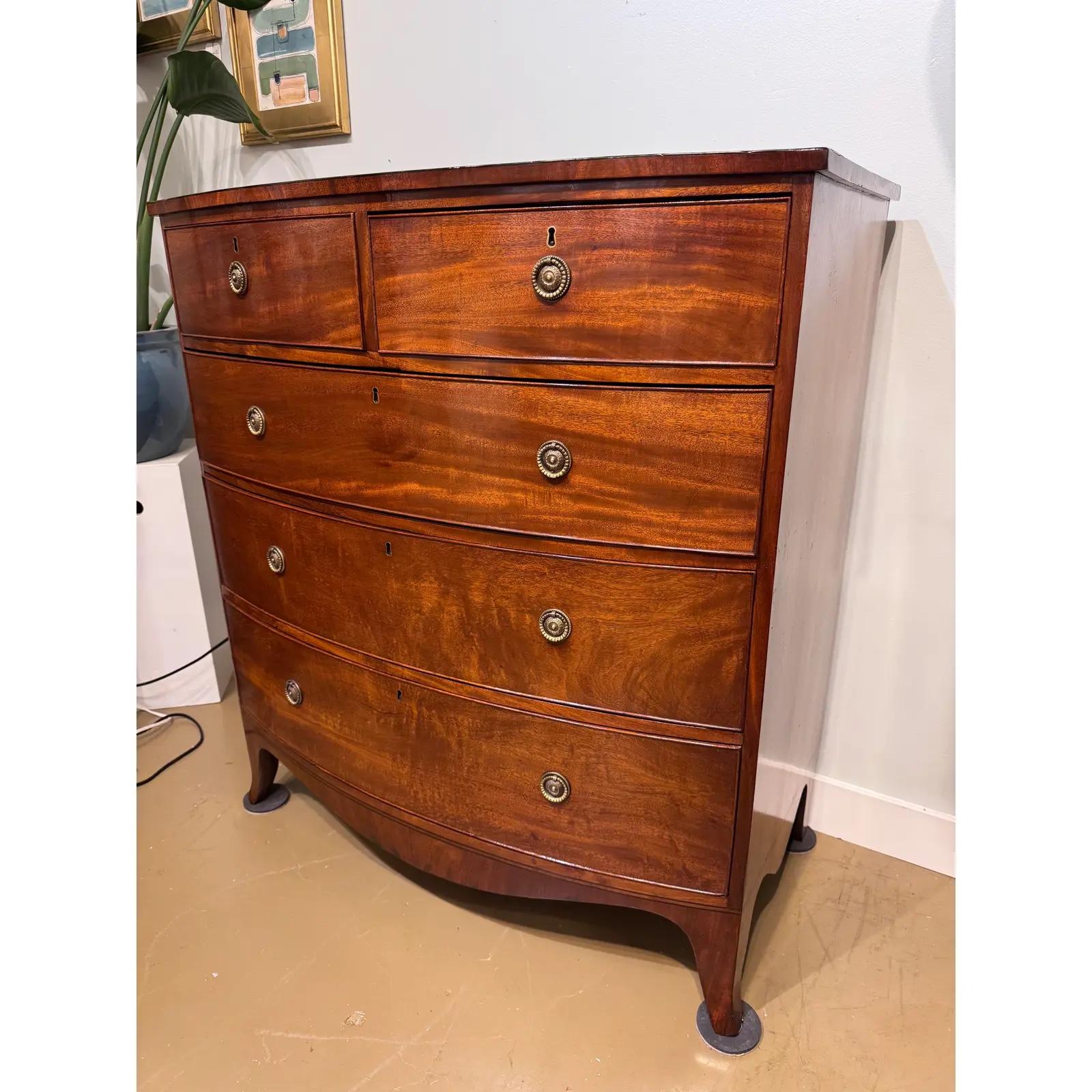 Fine XIX secolo 19th Century English Bow Front Chest of Drawers in vendita