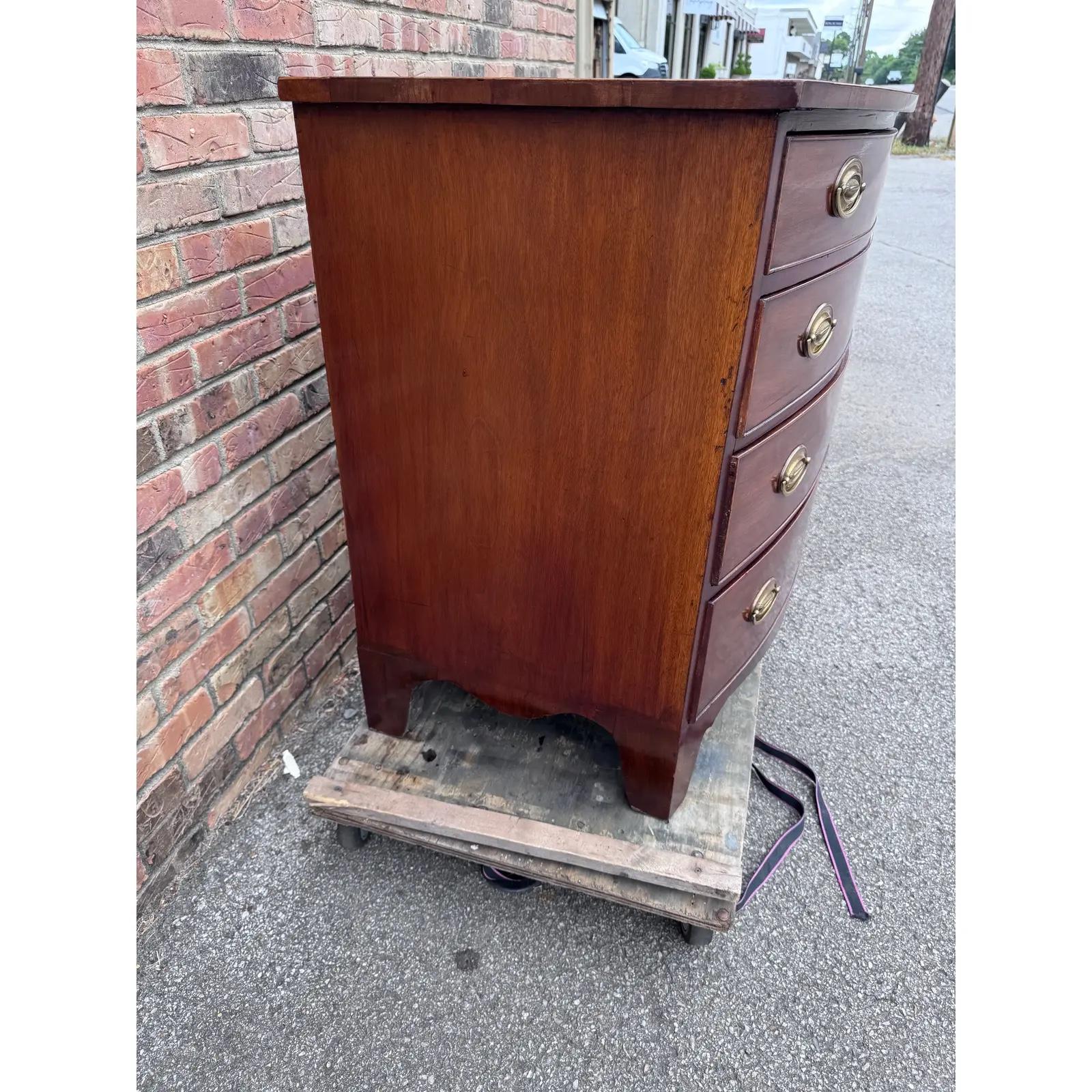 Cómoda inglesa del siglo XIX con frente de arco en venta 1