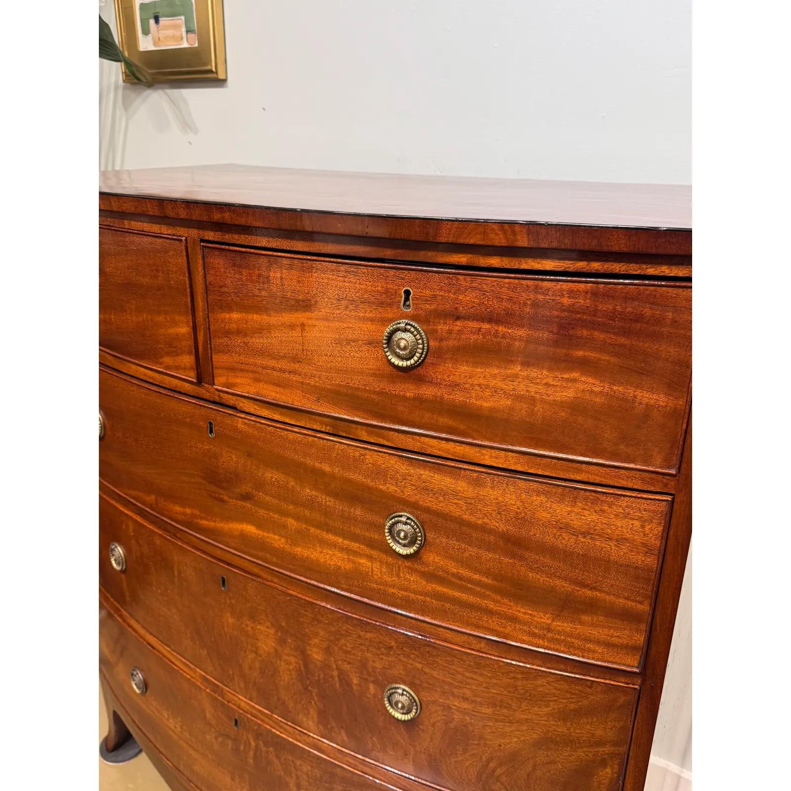 Legno 19th Century English Bow Front Chest of Drawers in vendita