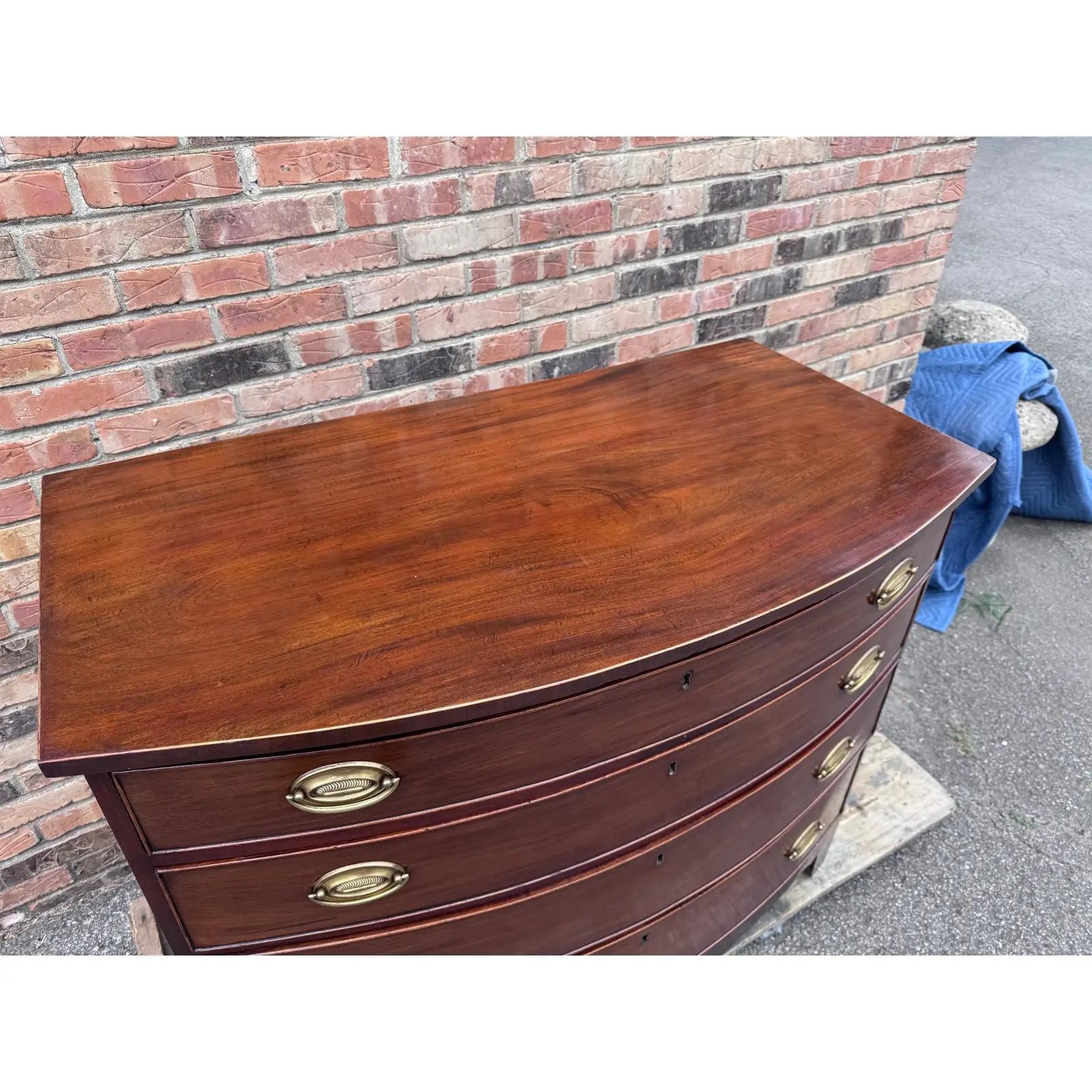 Cómoda inglesa del siglo XIX con frente de arco en venta 2
