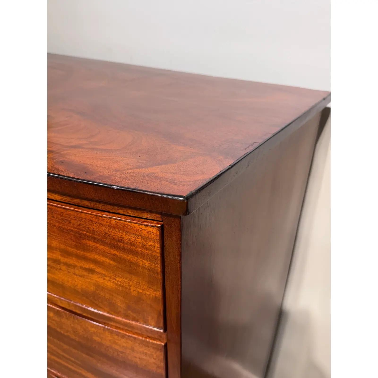 19th Century English Bow Front Chest of Drawers in vendita 1