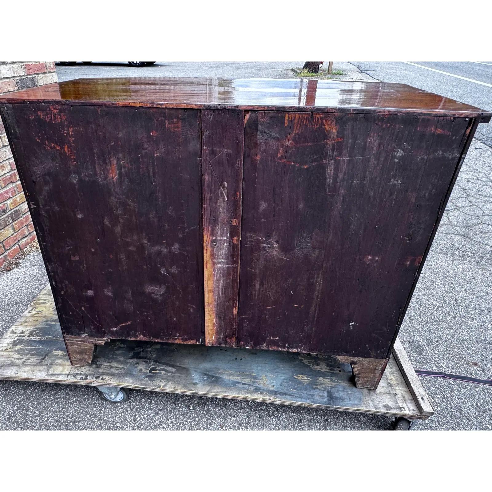Cómoda inglesa del siglo XIX con frente de arco en venta 3
