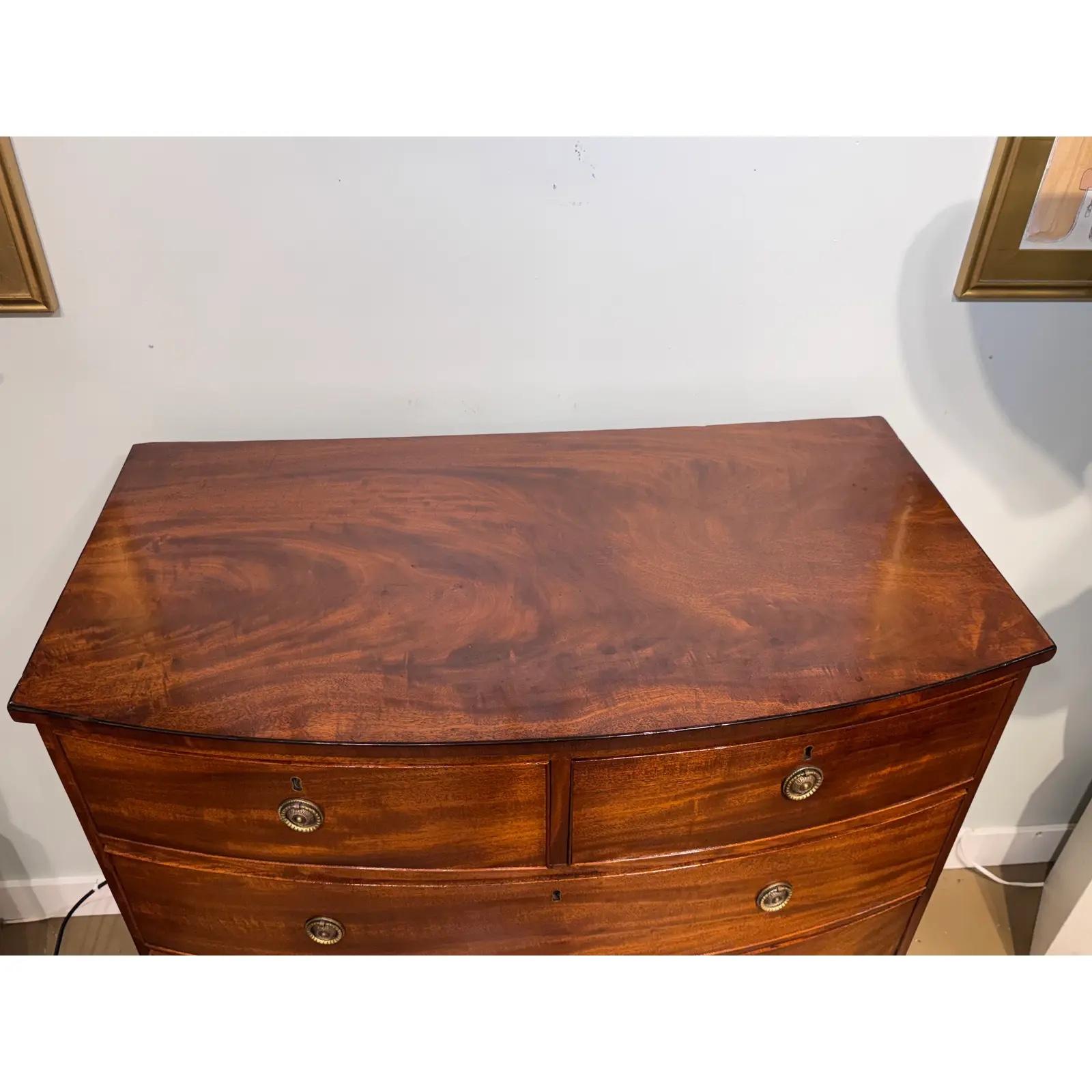 19th Century English Bow Front Chest of Drawers in vendita 2