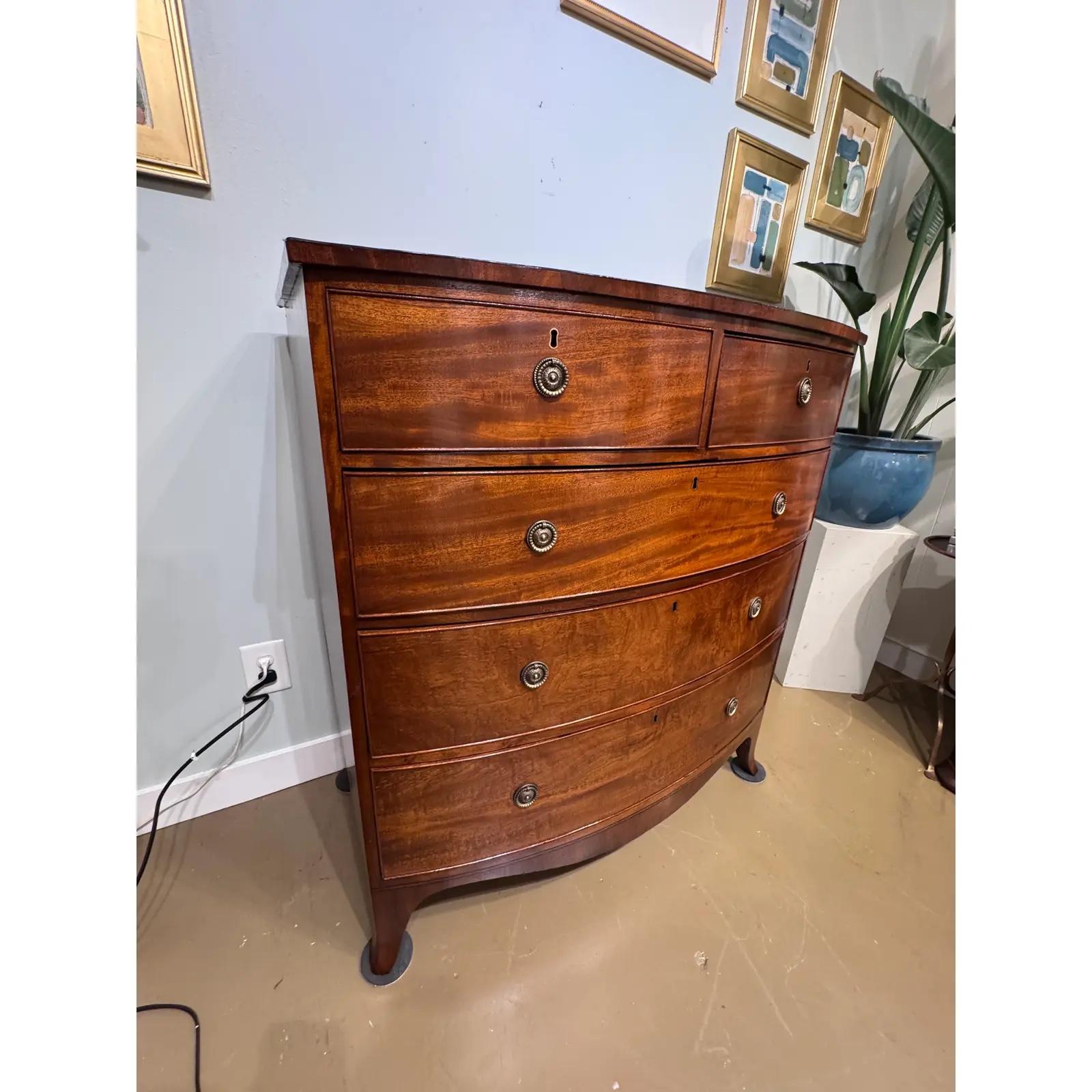 19th Century English Bow Front Chest of Drawers in vendita 3