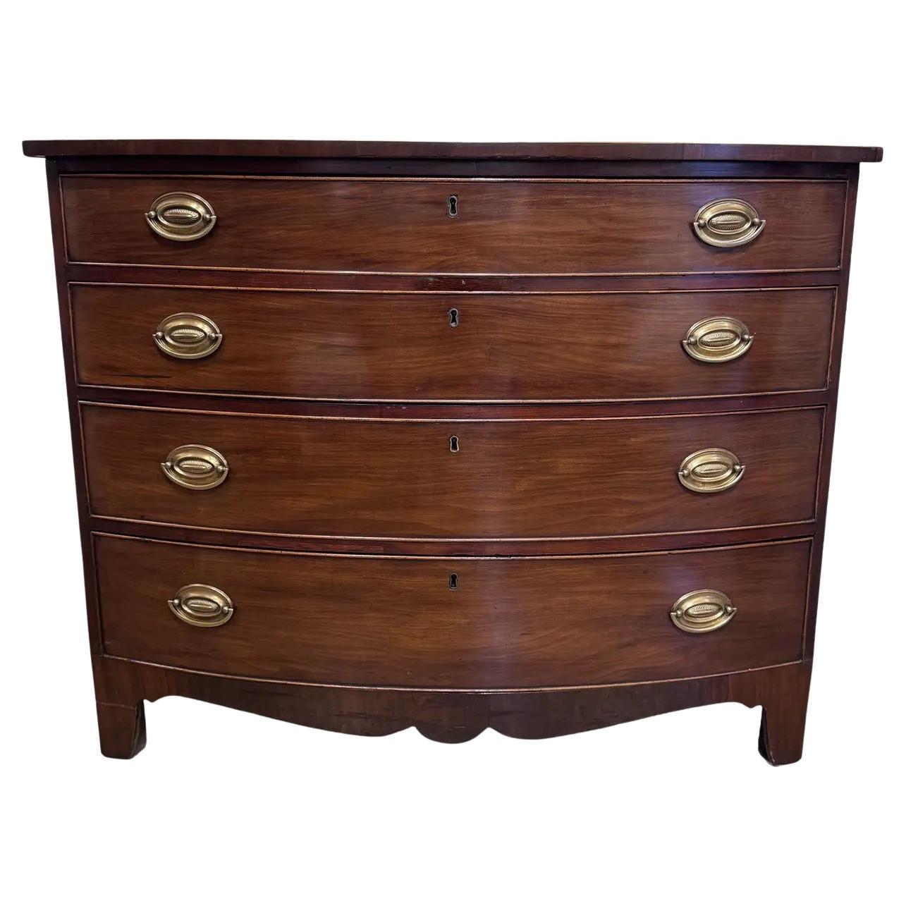 Cómoda inglesa del siglo XIX con frente de arco en venta