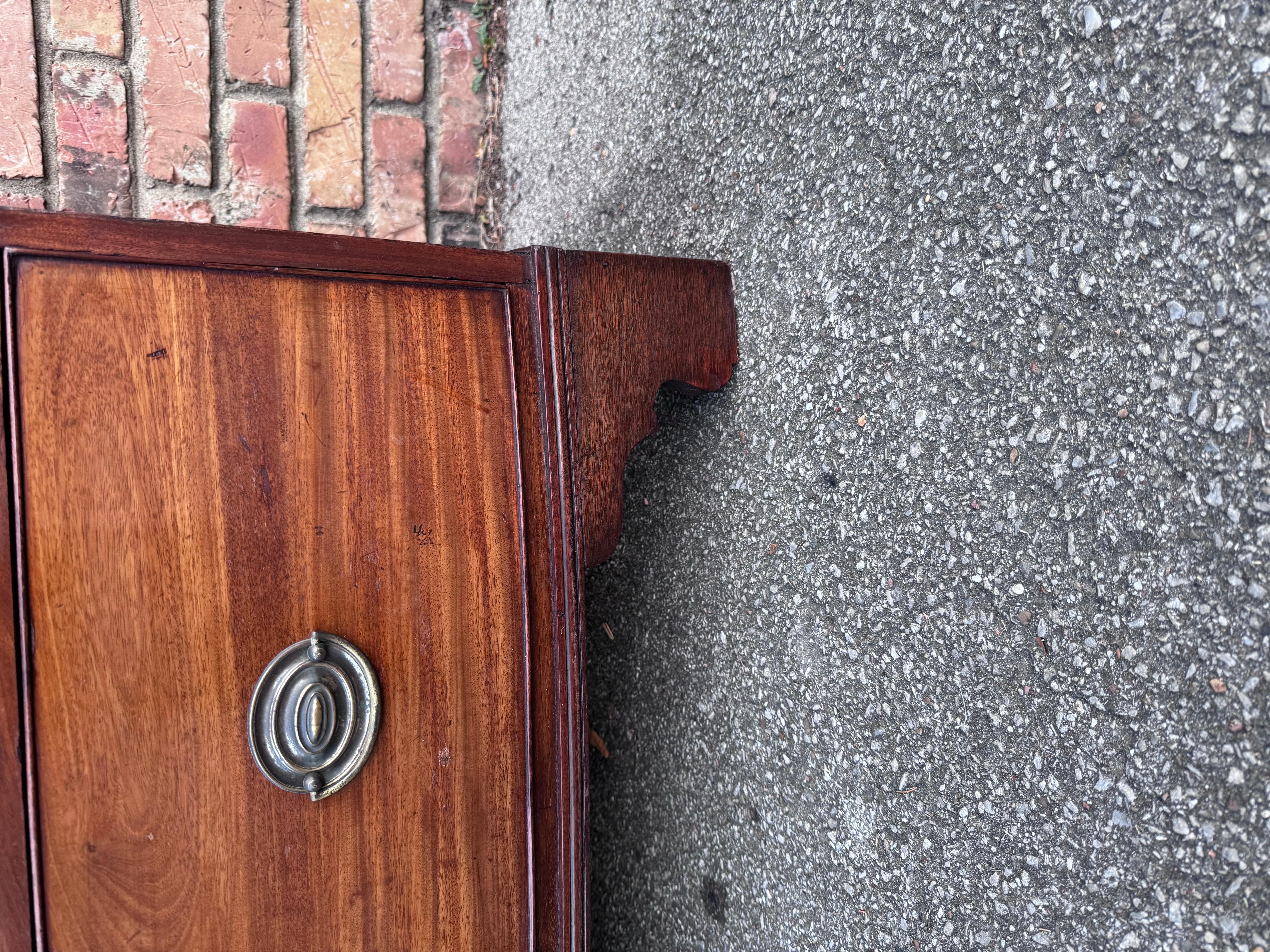 Questa bellissima cassapanca in noce del XIX secolo, con due ante e due buchi della serratura, presenta una ricca patina calda e una splendida ferramenta in ottone.
Le dimensioni lo rendono ideale per una camera da letto, un soggiorno o un