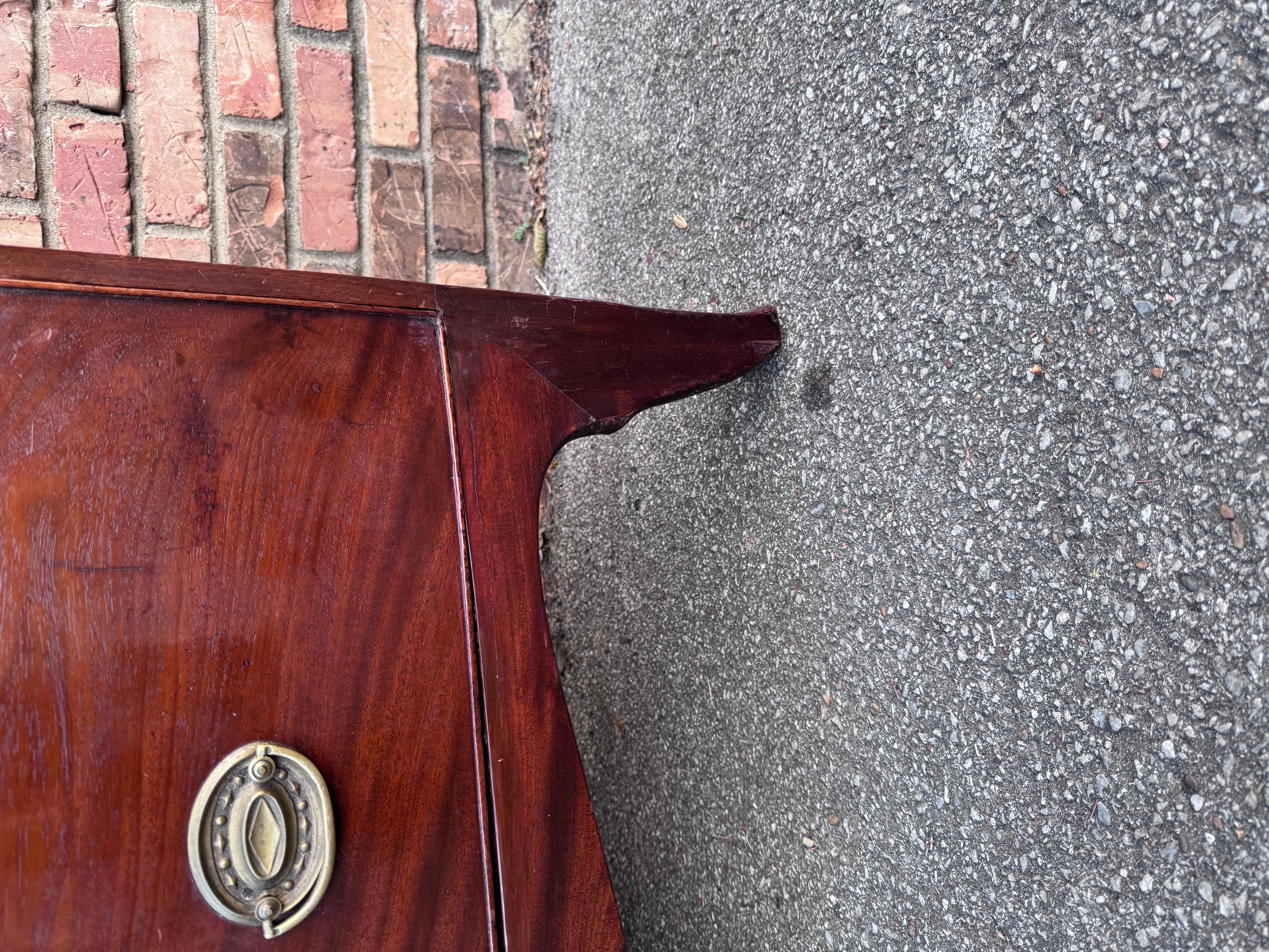 Questa splendida cassapanca inglese di fine '800 è caratterizzata da uno splendido mogano a fiamma e da ferramenta in ottone. Le dimensioni lo rendono adatto a una camera da letto, a un corridoio o a un soggiorno.
Tutti i cassetti scorrono senza