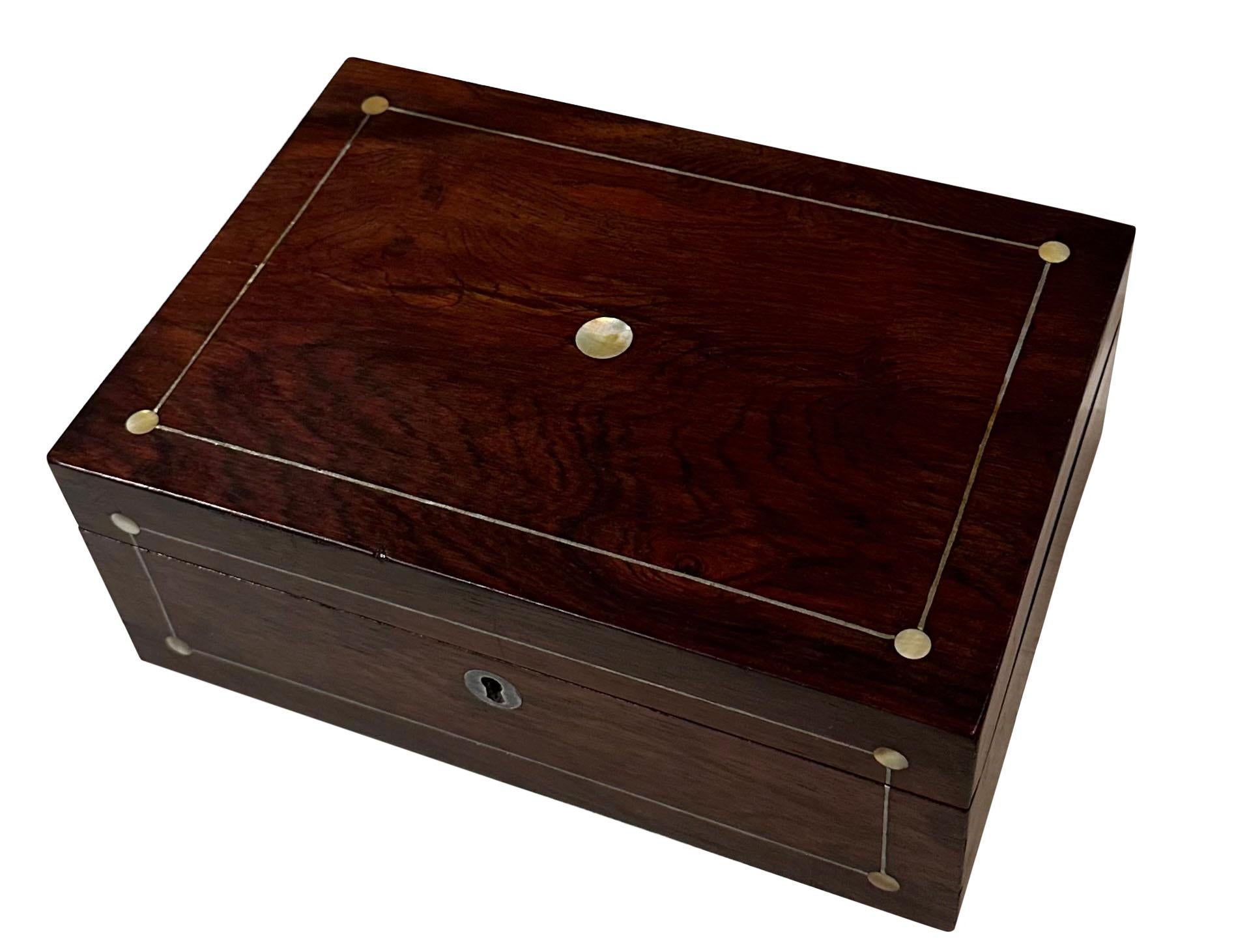 Eine englische Schachtel aus dem 19. Jahrhundert mit Einlegearbeiten aus Perlmutt und Silber. Die Box hat ein herausnehmbares Tablett mit verschiedenen Fächern und einem wunderschönen Flammenstichpapier im Inneren. Eine sehr schöne Schachtel.
