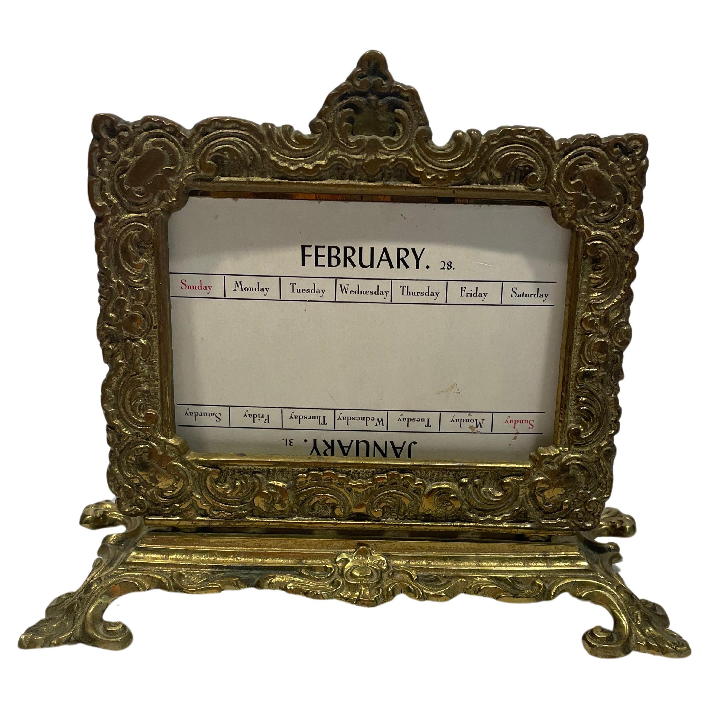 Ein schöner, stattlicher Tischkalender und Briefhalter aus der viktorianischen Zeit. Er ist aus massivem Messing handgeschmiedet,  was man am Gewicht des Stücks spüren kann. Das antike Messing hat eine reiche und glänzende Patina, die das Licht