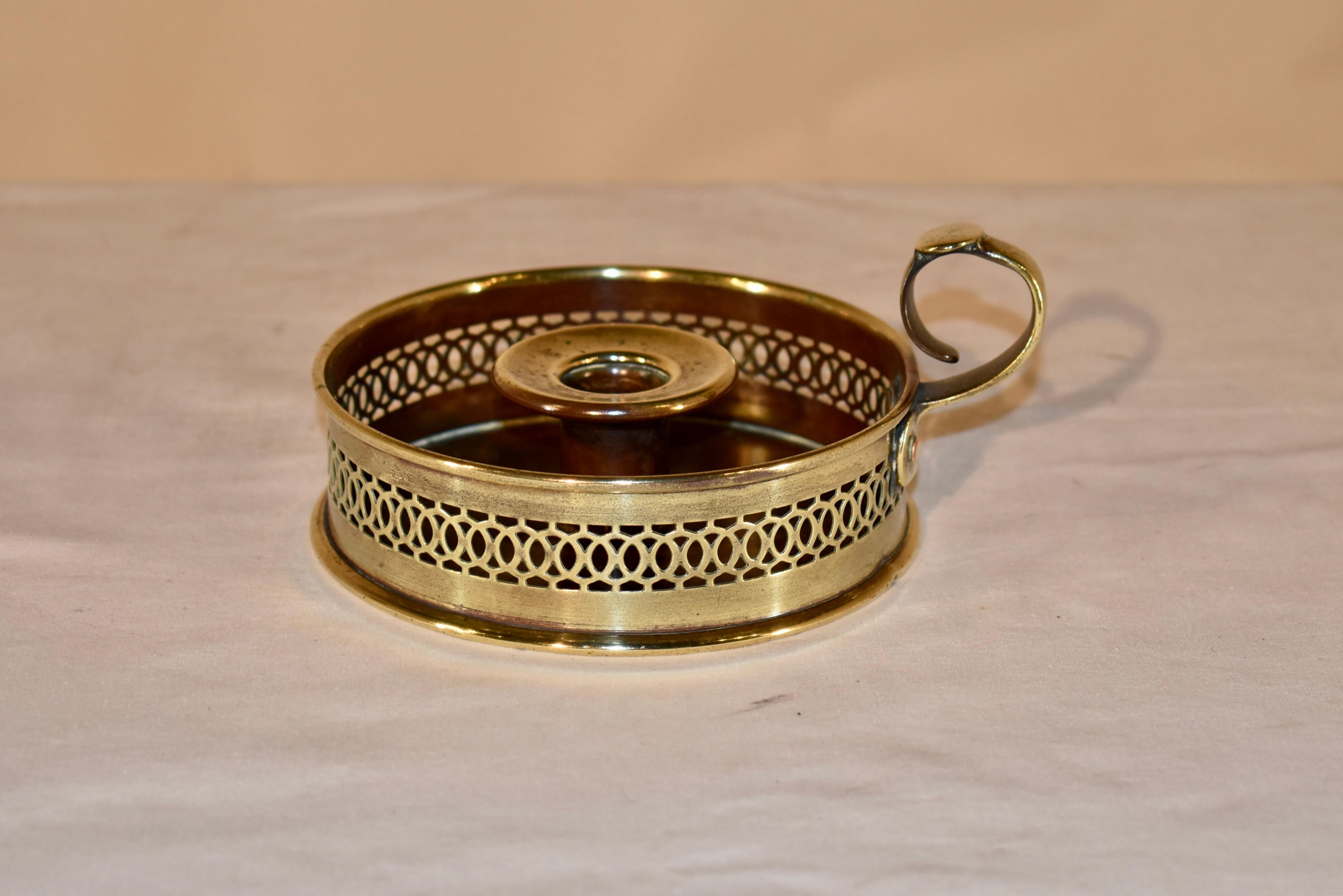 Bastone da camera in ottone dell'inizio del XIX secolo proveniente dall'Inghilterra.  Il piatto è meravigliosamente traforato e circonda una singola coppa di candela.  La coppa della candela è circondata da rame all'interno del piatto.  Il manico in