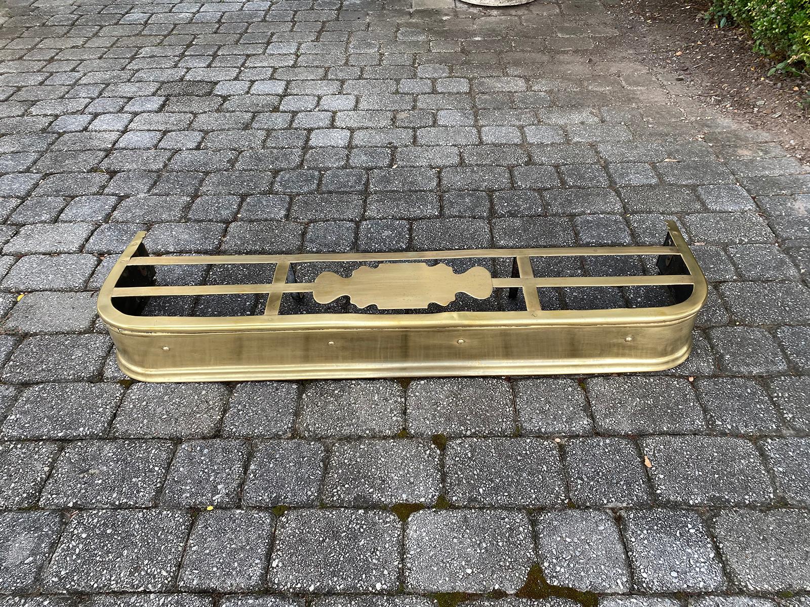 19th Century English Brass Fireplace Fender with Trivet In Good Condition In Atlanta, GA