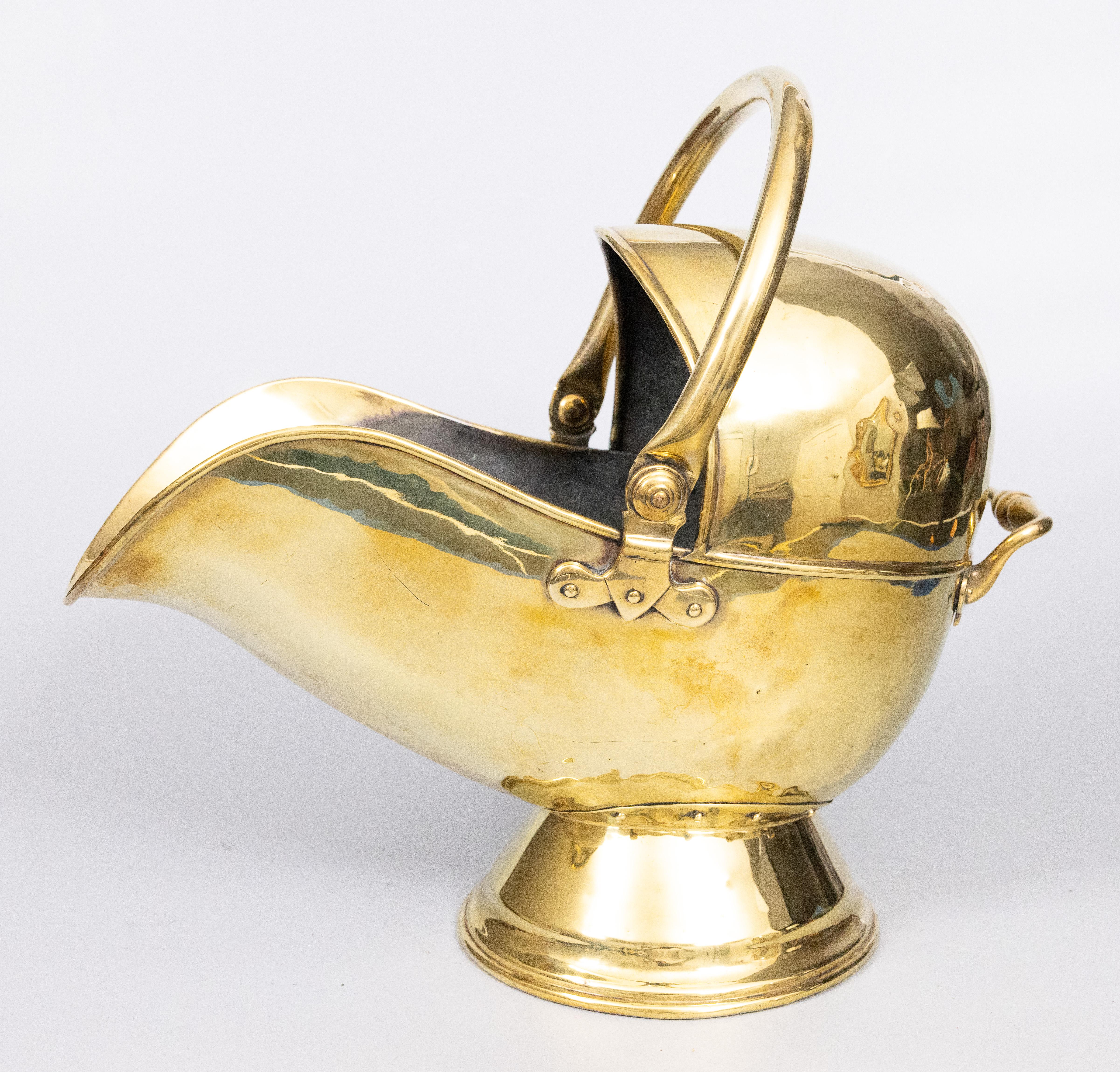 A superb 19th-Century English brass helmet coal hod scuttle bucket / firewood holder / jardiniere with a lovely brass patina. This fine hand crafted bucket is a nice large size, solid and well made, with a brass riveted handle and a swing handle. It