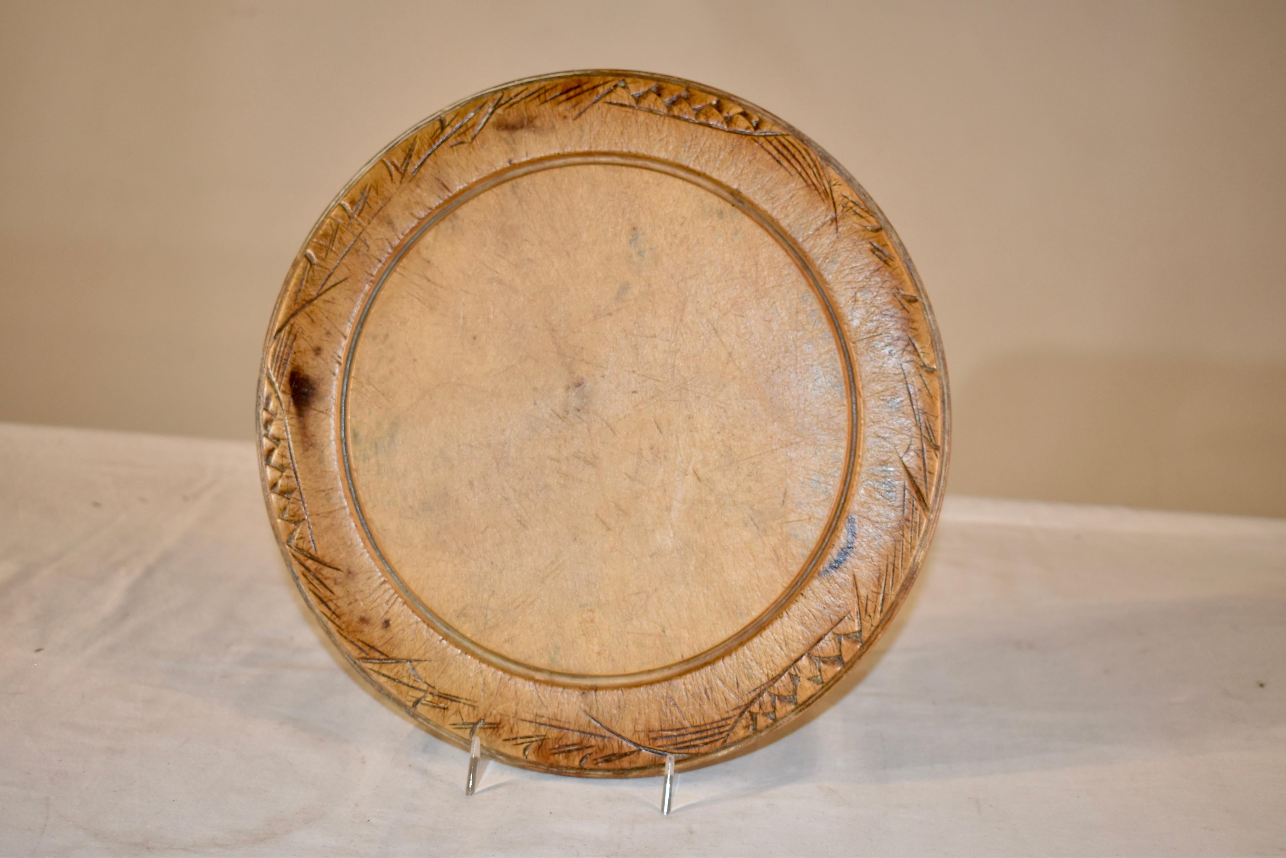 Tagliere in sicomoro del XIX secolo proveniente dall'Inghilterra con decorazioni di grano intagliate a mano intorno ai bordi, che circondano il tagliere centrale.  Presenta un bordo inciso e conserva un'incantevole patina.  