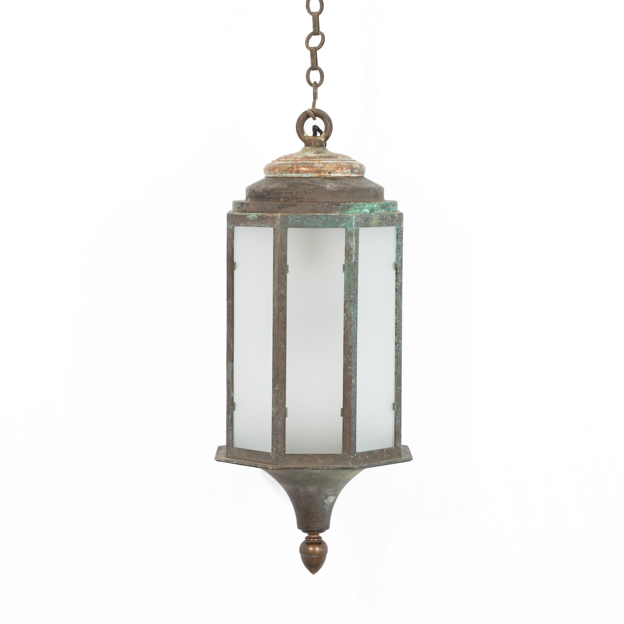 Lanterne anglaise en bronze, patinée par le vert-de-gris.
8 faces, récemment vitrées en verre opaque. 
Restauré, câblé et testé.

Hauteur - 70 cm
Diamètre - 30 cm
Longueur de la chaîne - 86 cm
Diamètre de la rosace de plafond - 10,5 cm
Angleterre,