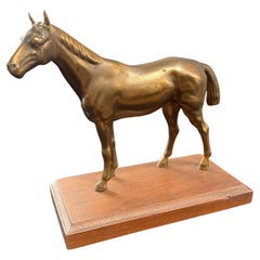Sculpture anglaise du 19ème siècle en bronze représentant un cheval pur-sang sur socle en bois