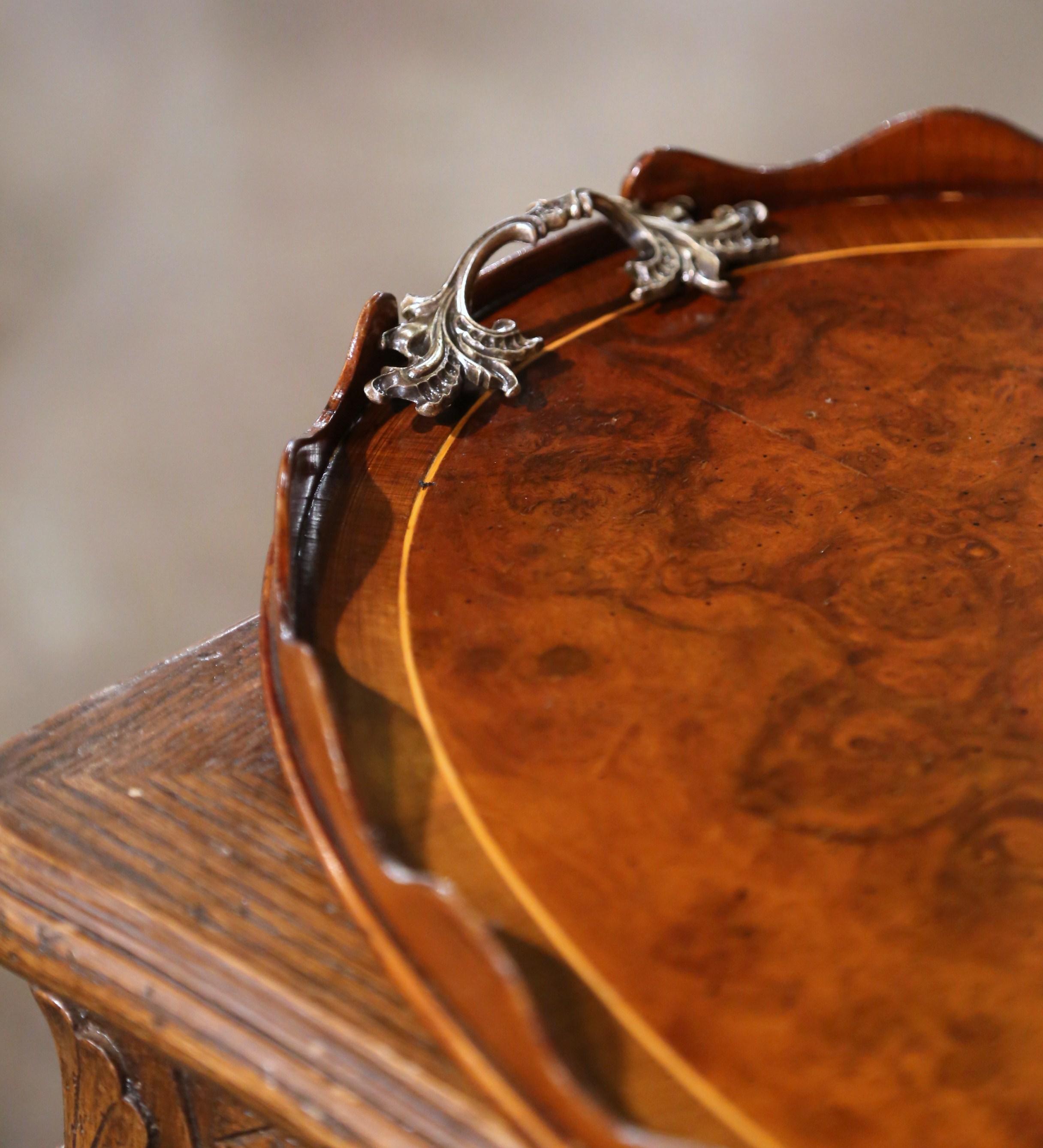 Englischer Tabletttisch aus Wurzelnussholz, Nussbaum und Bronze des 19. Jahrhunderts mit eingelegtem Muscheldekor im Zustand „Hervorragend“ im Angebot in Dallas, TX
