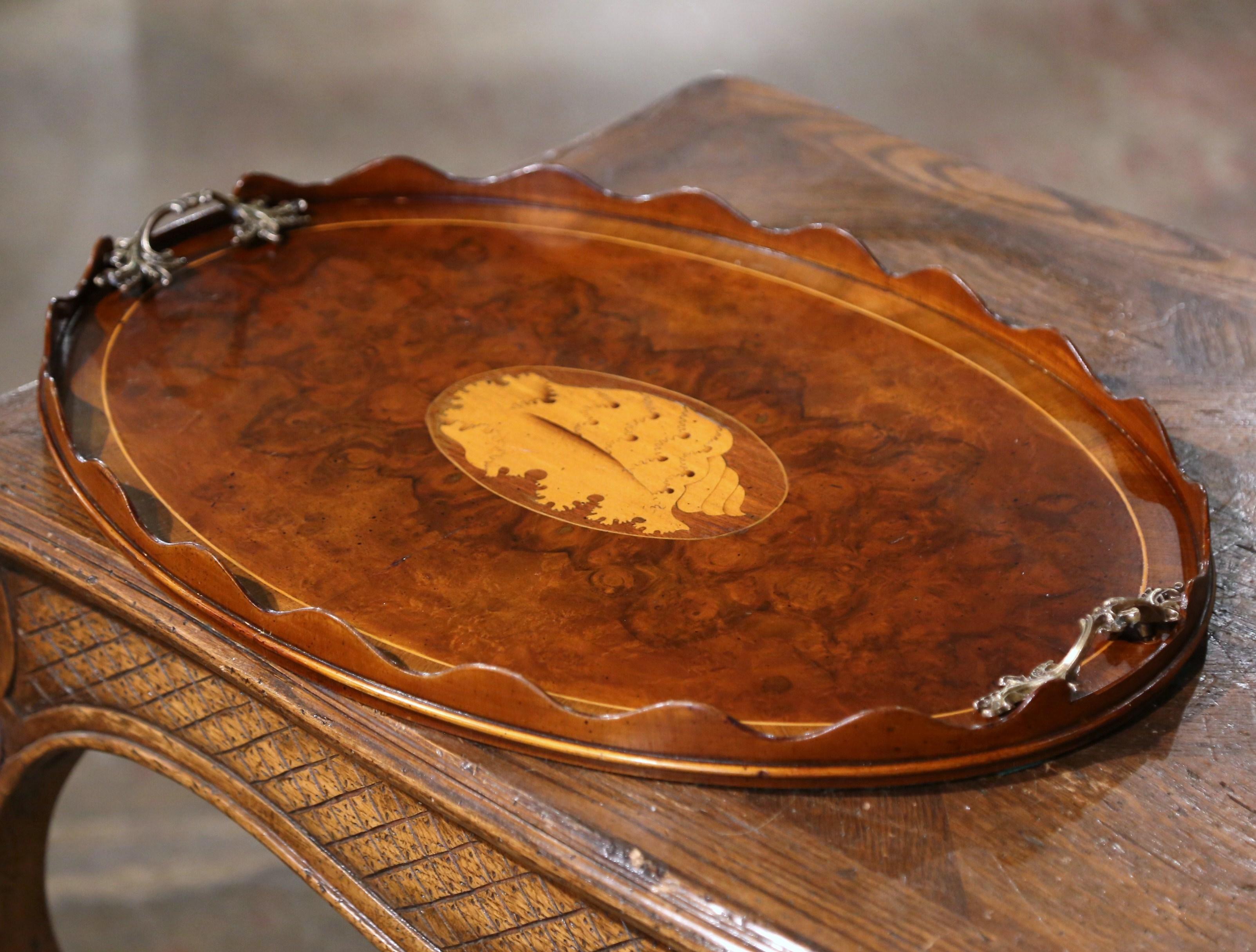 Englischer Tabletttisch aus Wurzelnussholz, Nussbaum und Bronze des 19. Jahrhunderts mit eingelegtem Muscheldekor (Walnuss) im Angebot