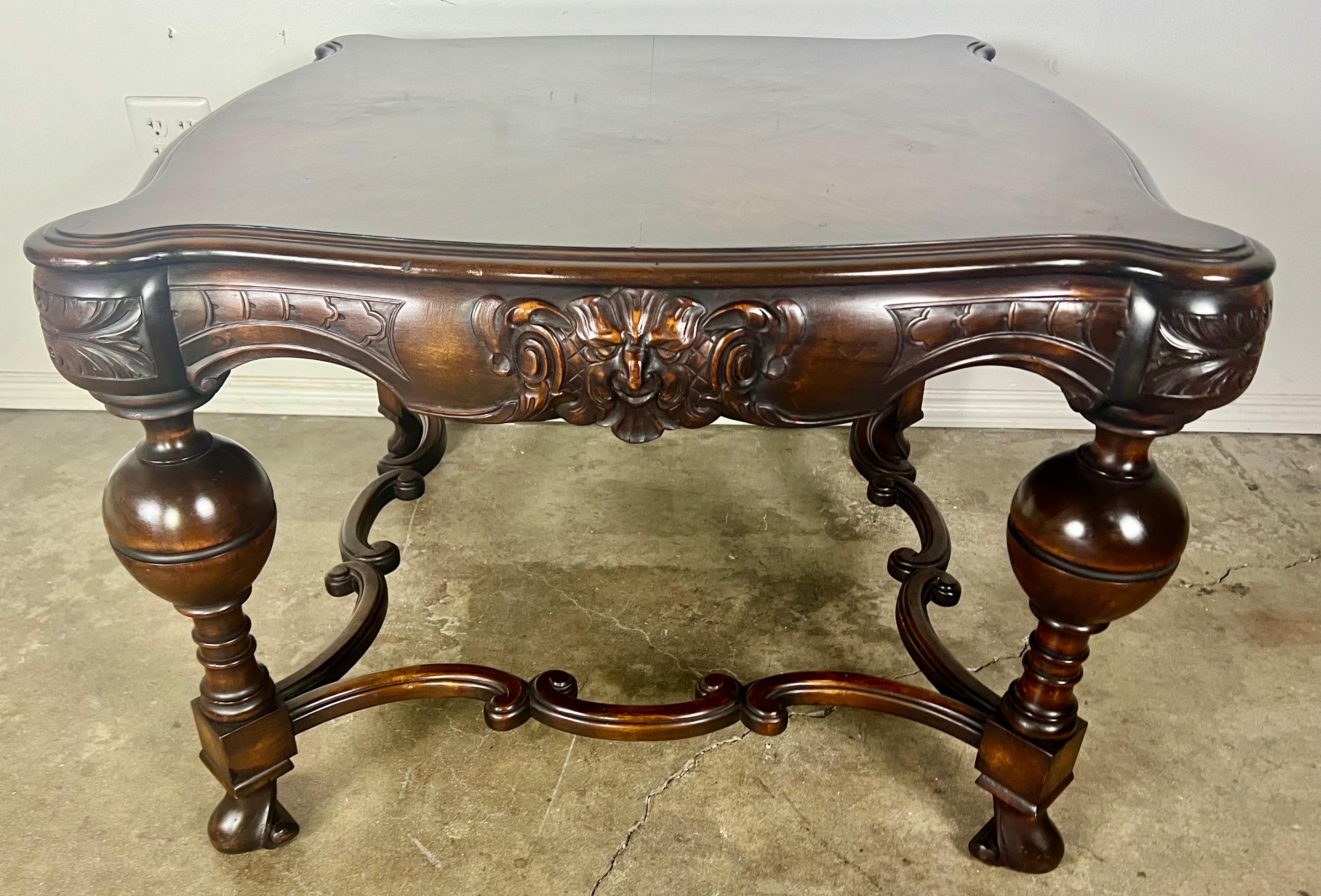 Baroque Table basse en ronce de noyer anglaise du XIXe siècle en vente