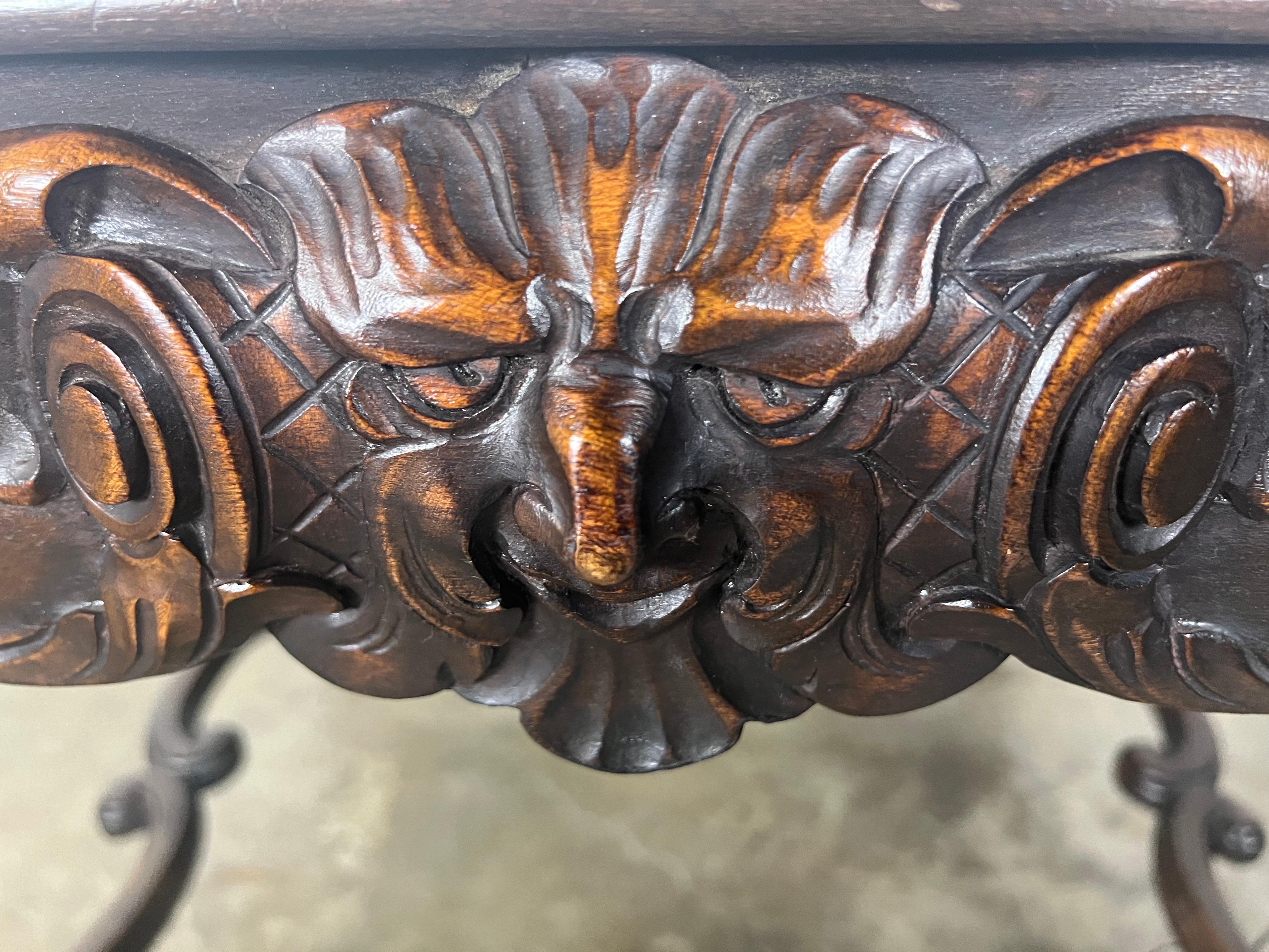 Table basse en ronce de noyer anglaise du XIXe siècle 1