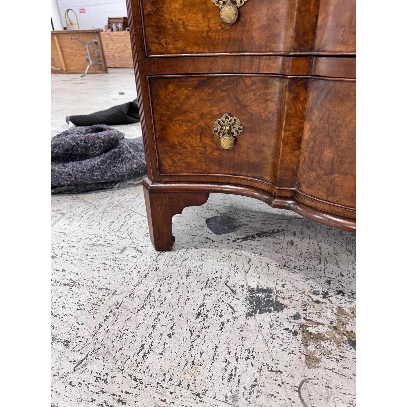 Dies ist eine absolut atemberaubende englische Truhe aus den frühen 1900er Jahren. Das Holz ist ein genopptes Nussbaumholz und die Formen mit den originalen Tropfengriffen sind atemberaubend. Sehr schöne Klammerfüße Eiche gefüttert Schubladen, die