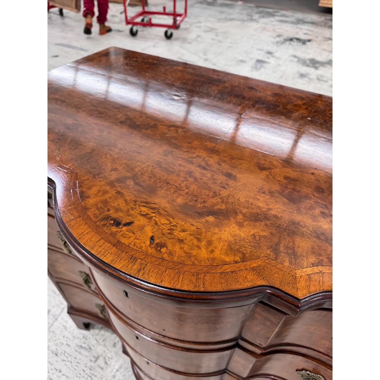 Englische Kommode aus genopptem Nussbaumholz aus dem 19. (Holz) im Angebot