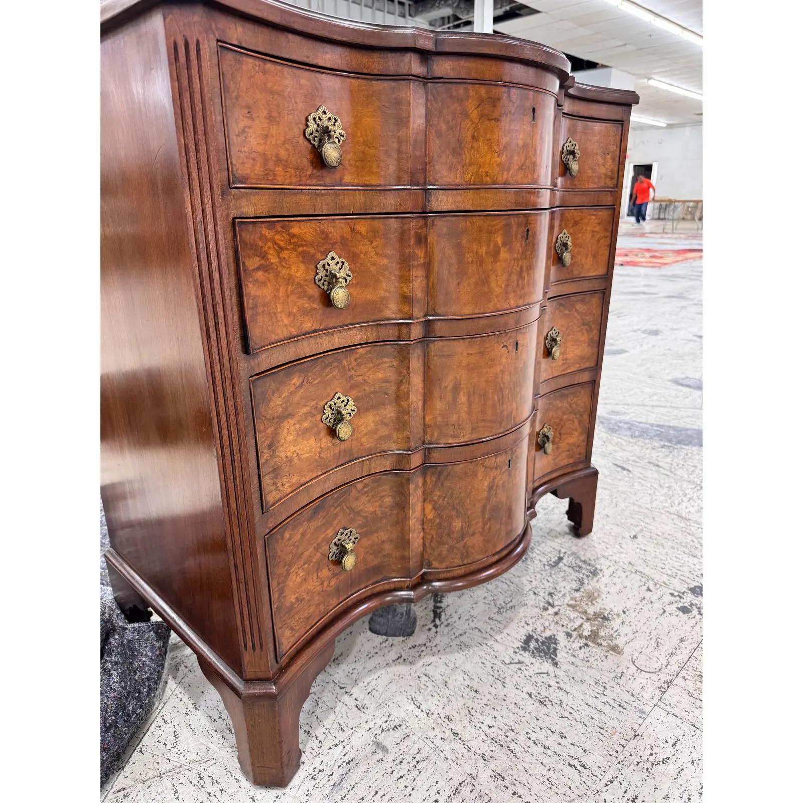 Englische Kommode aus genopptem Nussbaumholz aus dem 19. im Angebot 2