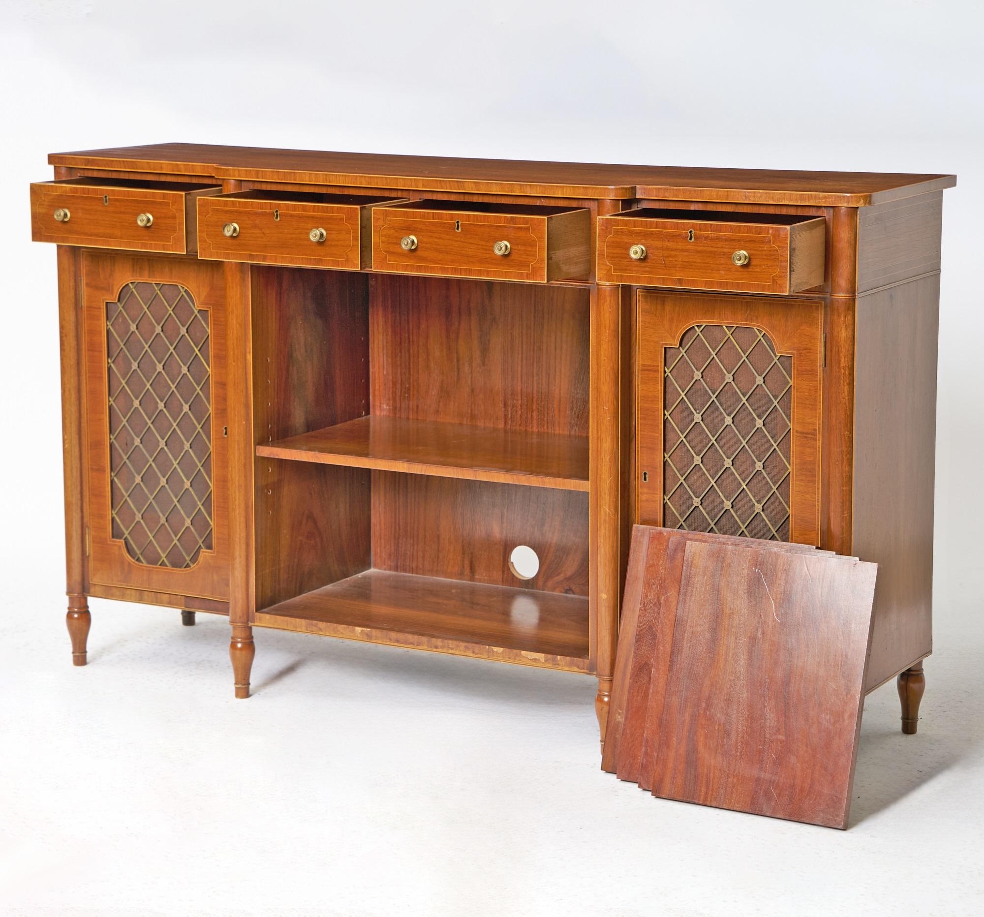 Rompemuros inglés de caoba burlwood del siglo XIX decorado con incrustaciones estilo Regencia Inglés en venta