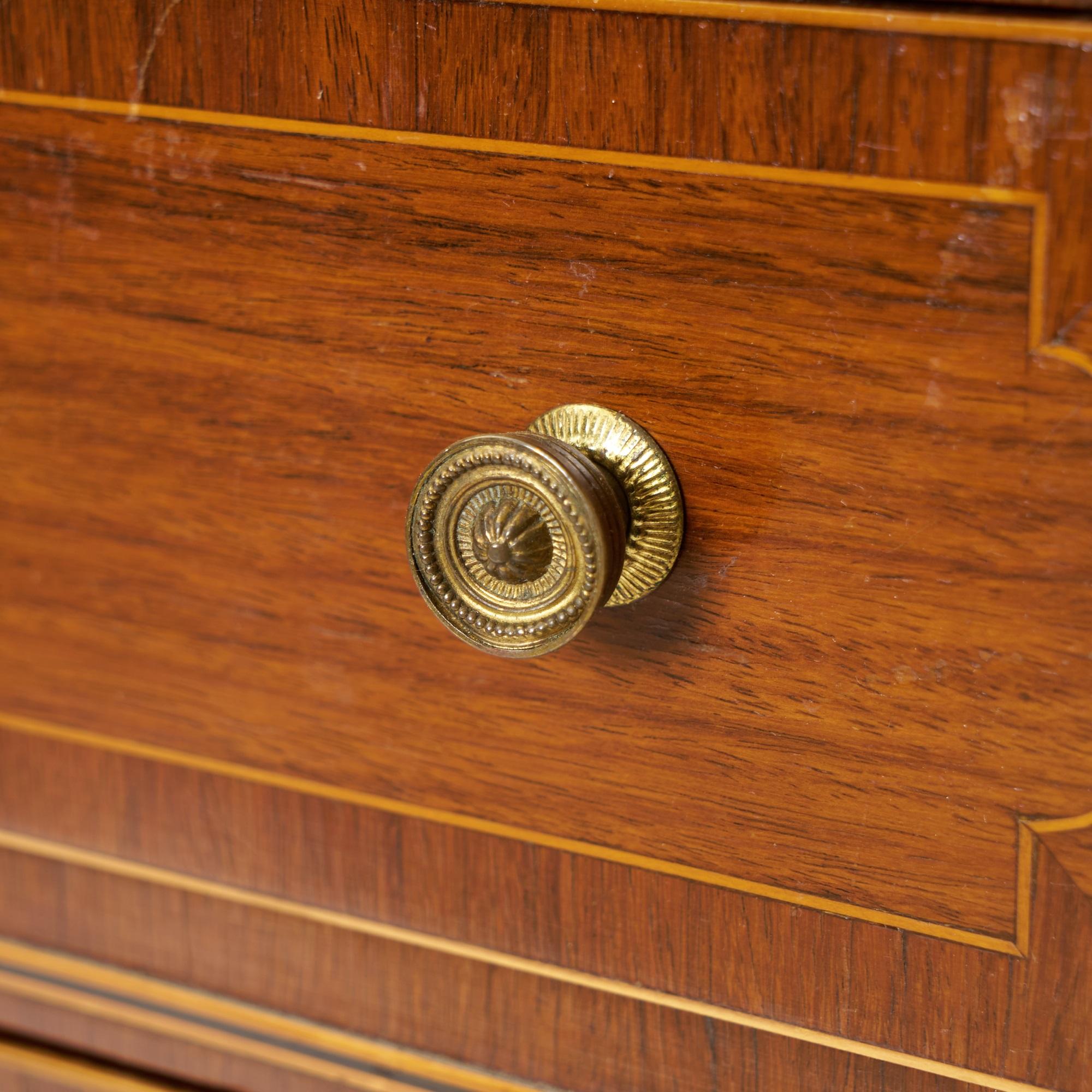 Rompemuros inglés de caoba burlwood del siglo XIX decorado con incrustaciones estilo Regencia Mediados del siglo XIX en venta
