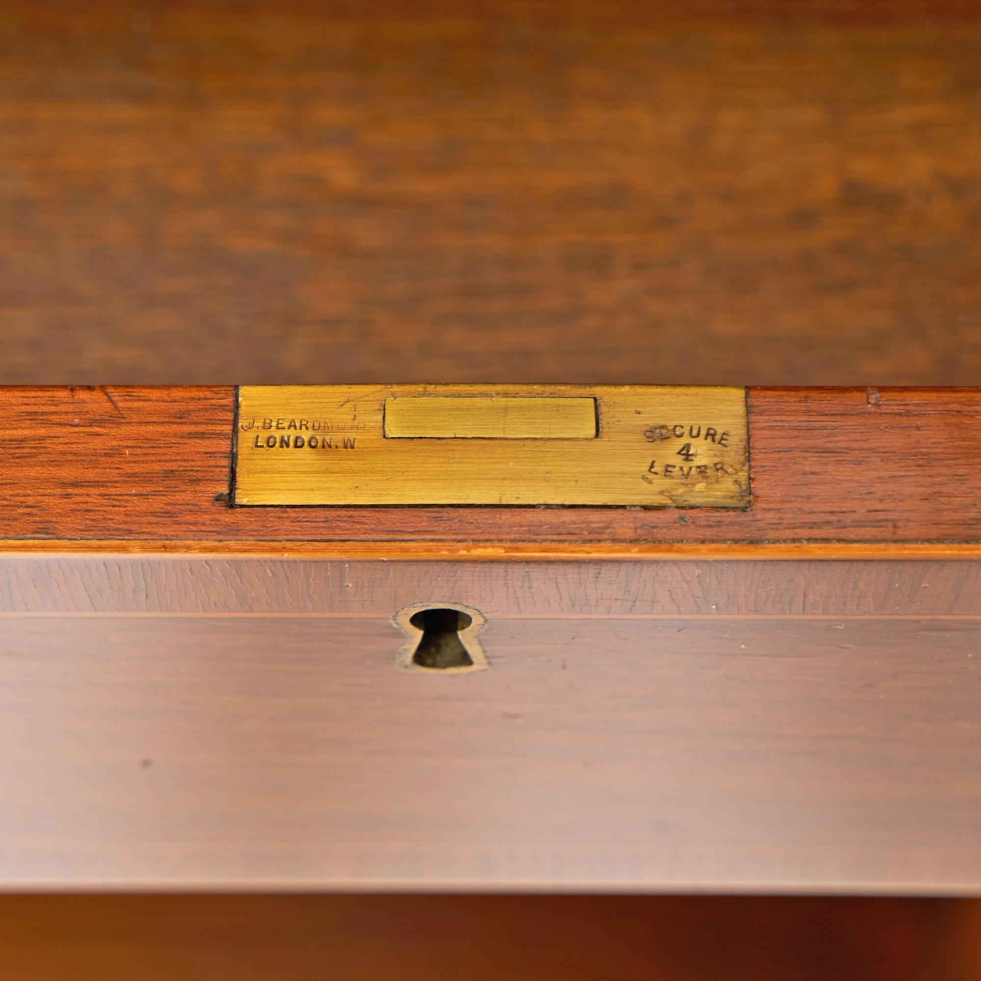 Rompemuros inglés de caoba burlwood del siglo XIX decorado con incrustaciones estilo Regencia Latón en venta