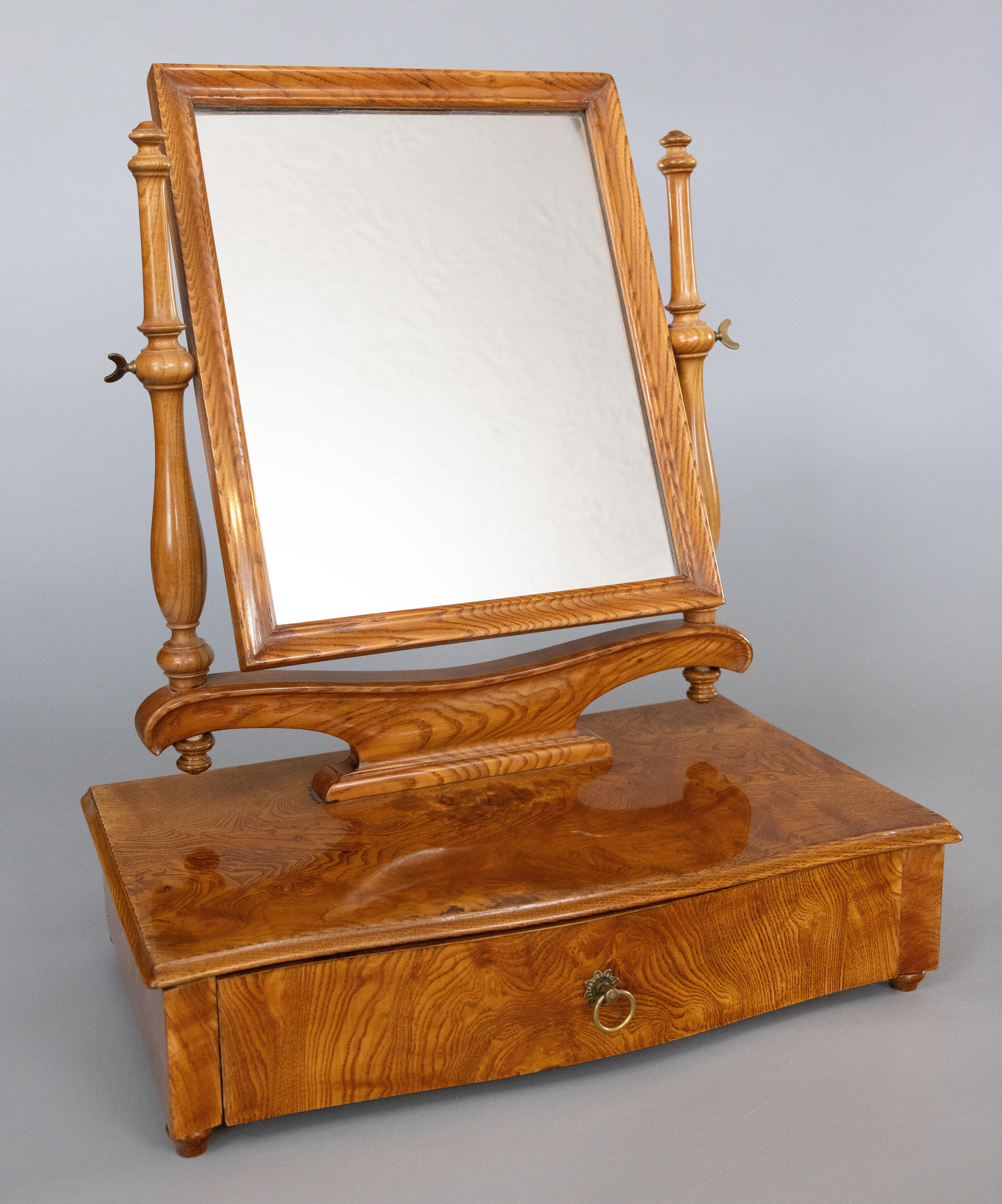 Superbe commode en bois de bourgogne anglais du 19ème siècle avec miroir pivotant, avec un grain et un tiroir joliment figurés. Ce miroir de courtoisie est fabriqué à la main avec un joli grain figuré, un tiroir avec une poignée en laiton et de