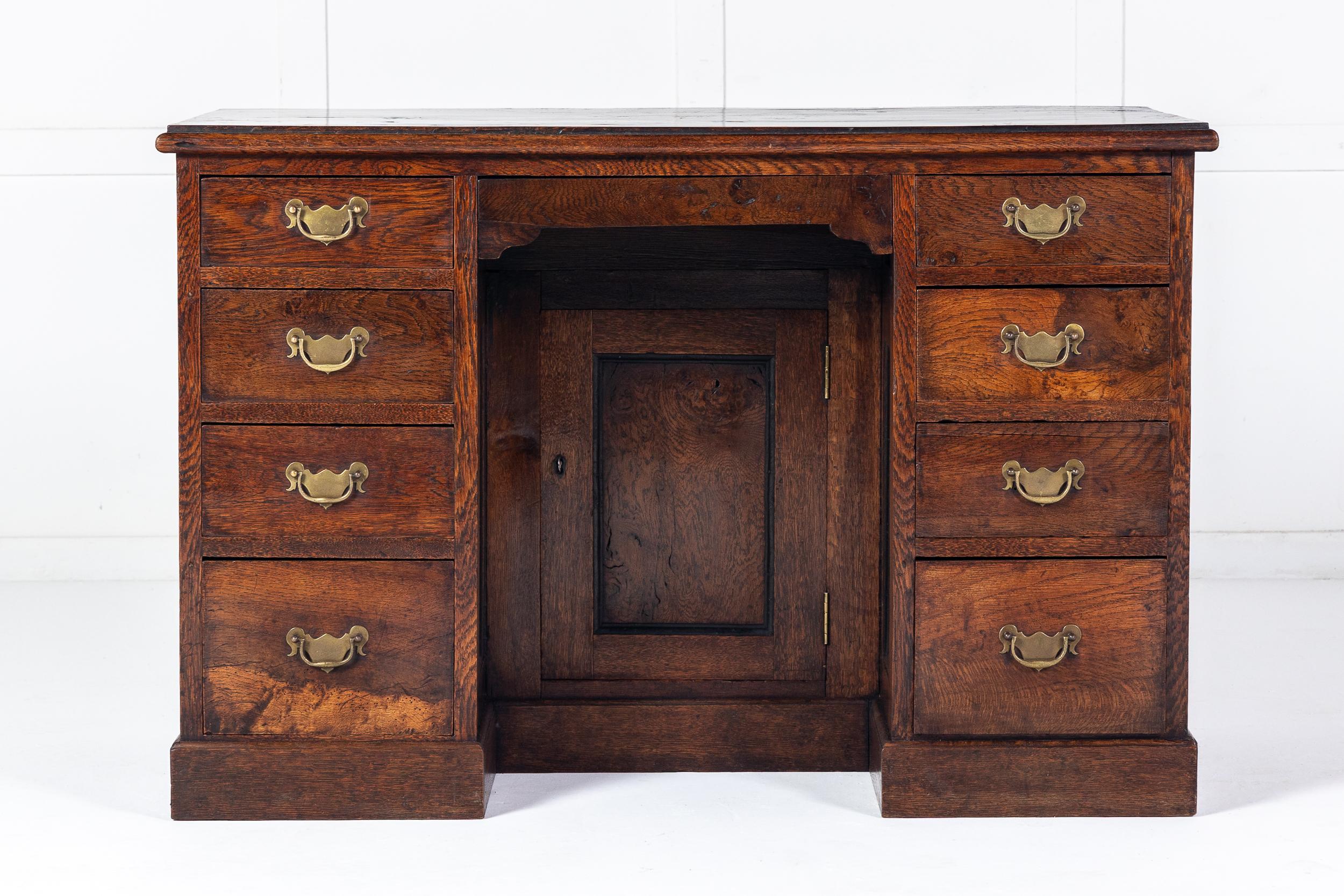 Una bella scrivania a ginocchio con piedistallo in Oak Oak del XIX secolo, di colore eccellente.

Questa bella scrivania utilizza legni finemente lavorati per il piano, con venature vorticose e una grande varietà di colori e sfumature. Il piano