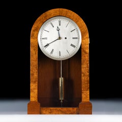 Reloj abombado inglés de nogal del siglo XIX