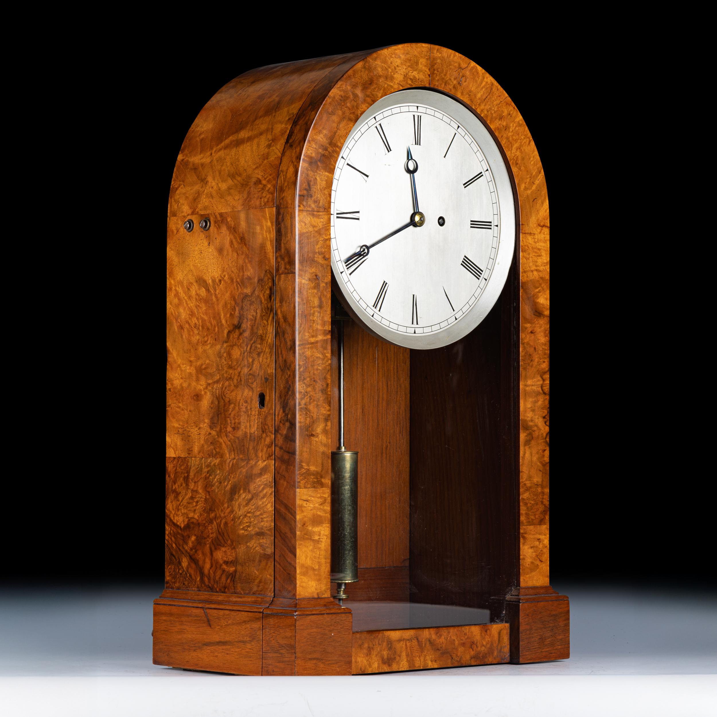 Victorien Horloge en forme de dôme en ronce de noyer anglaise du 19e siècle en vente