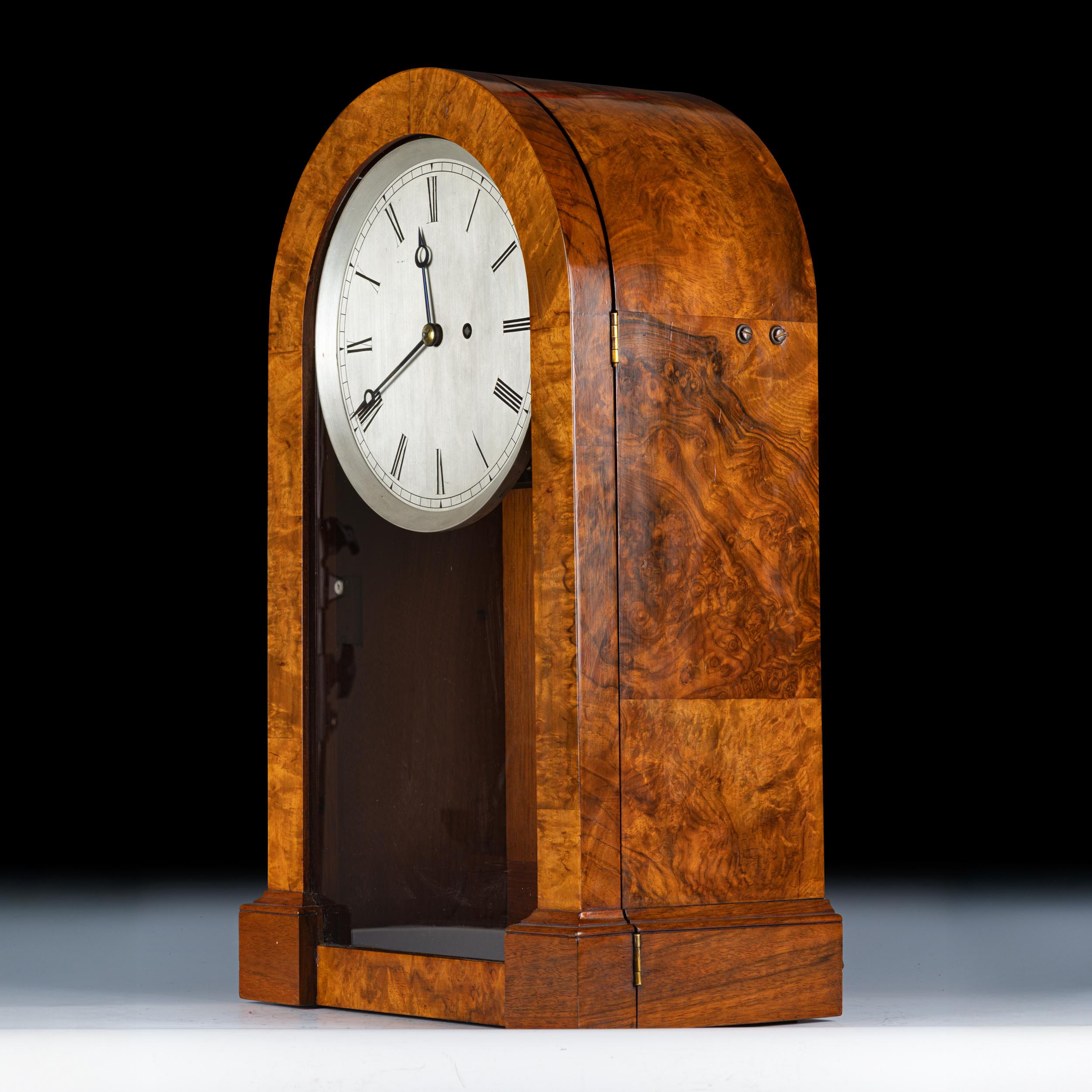 Horloge en forme de dôme en ronce de noyer anglaise du 19e siècle Bon état - En vente à Dublin, IE