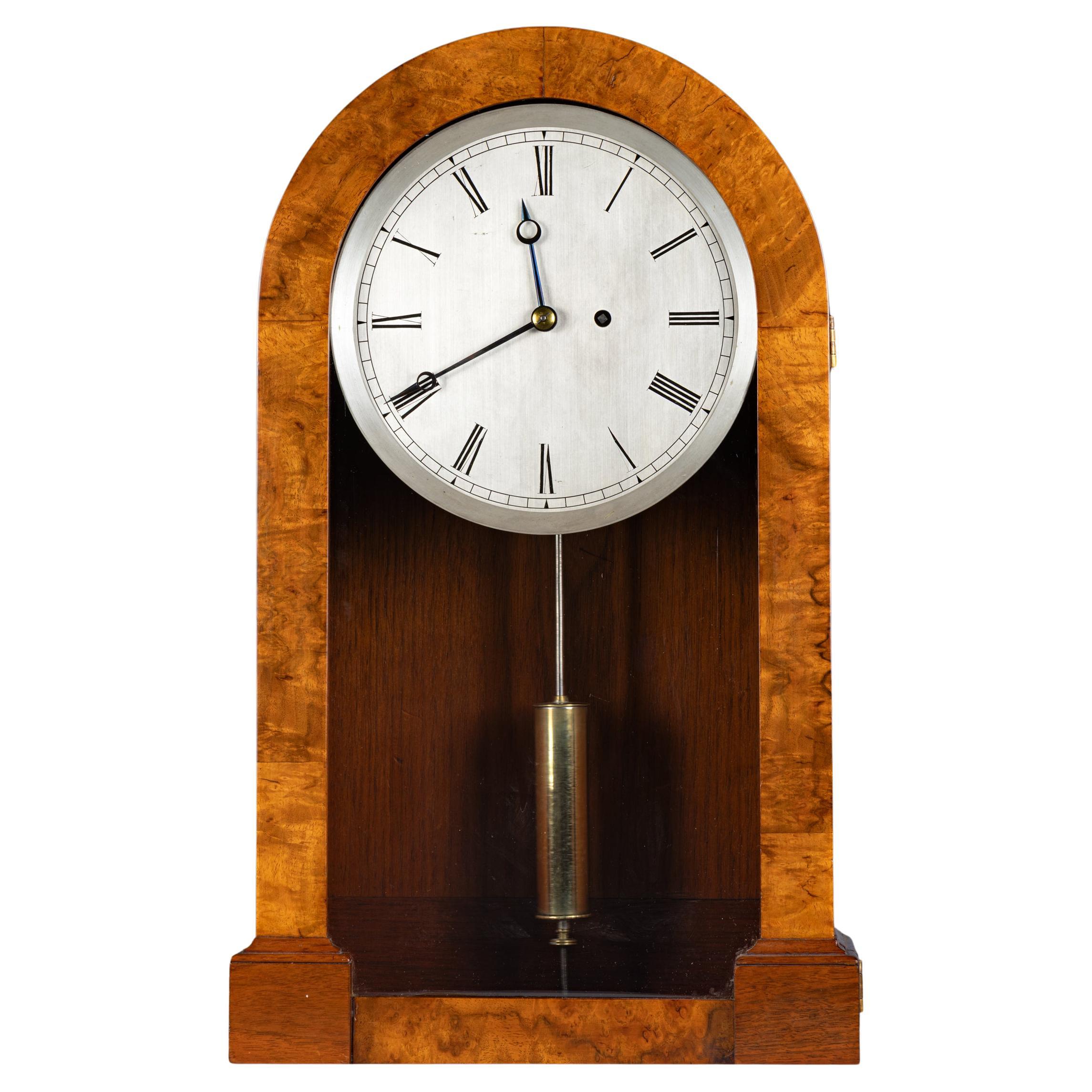 Horloge en forme de dôme en ronce de noyer anglaise du 19e siècle en vente