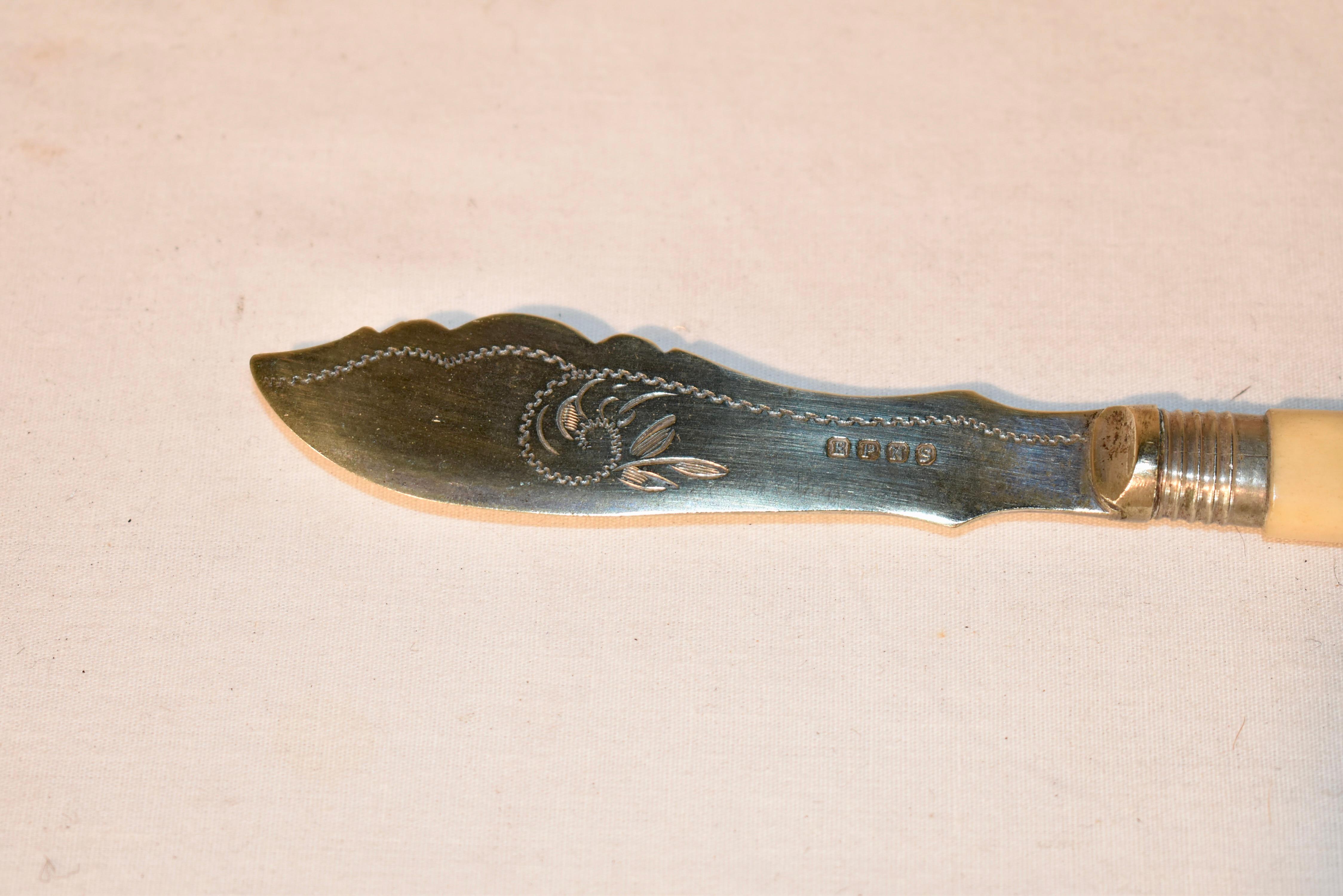 Englisches Buttermesser aus dem späten 19. Jahrhundert mit einem Griff aus Knochen und einer versilberten Klinge, die mit einer schönen Gravur versehen ist.